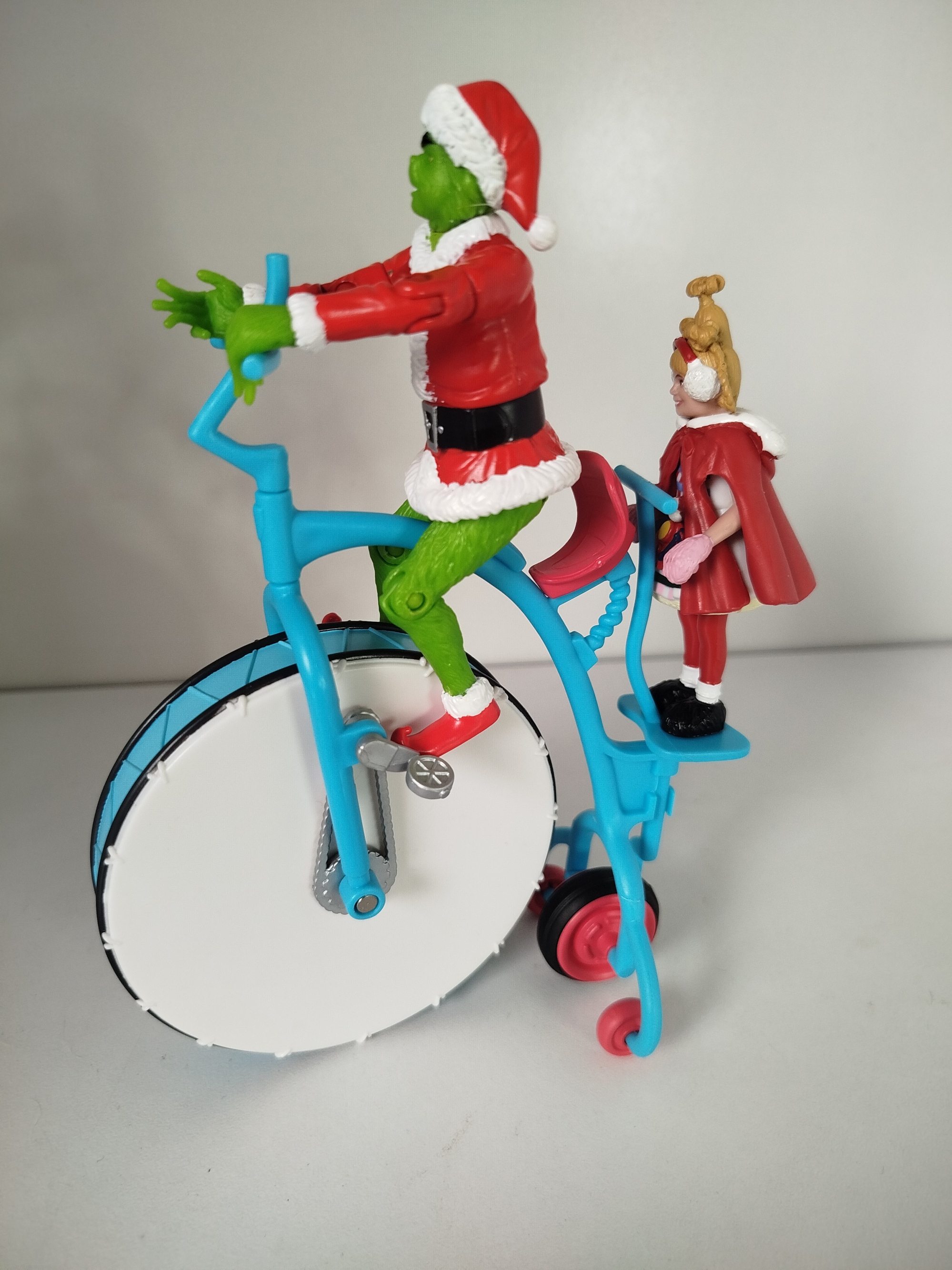 Grinch con su lanzador de bolas de nieve y a Martha May Whovier