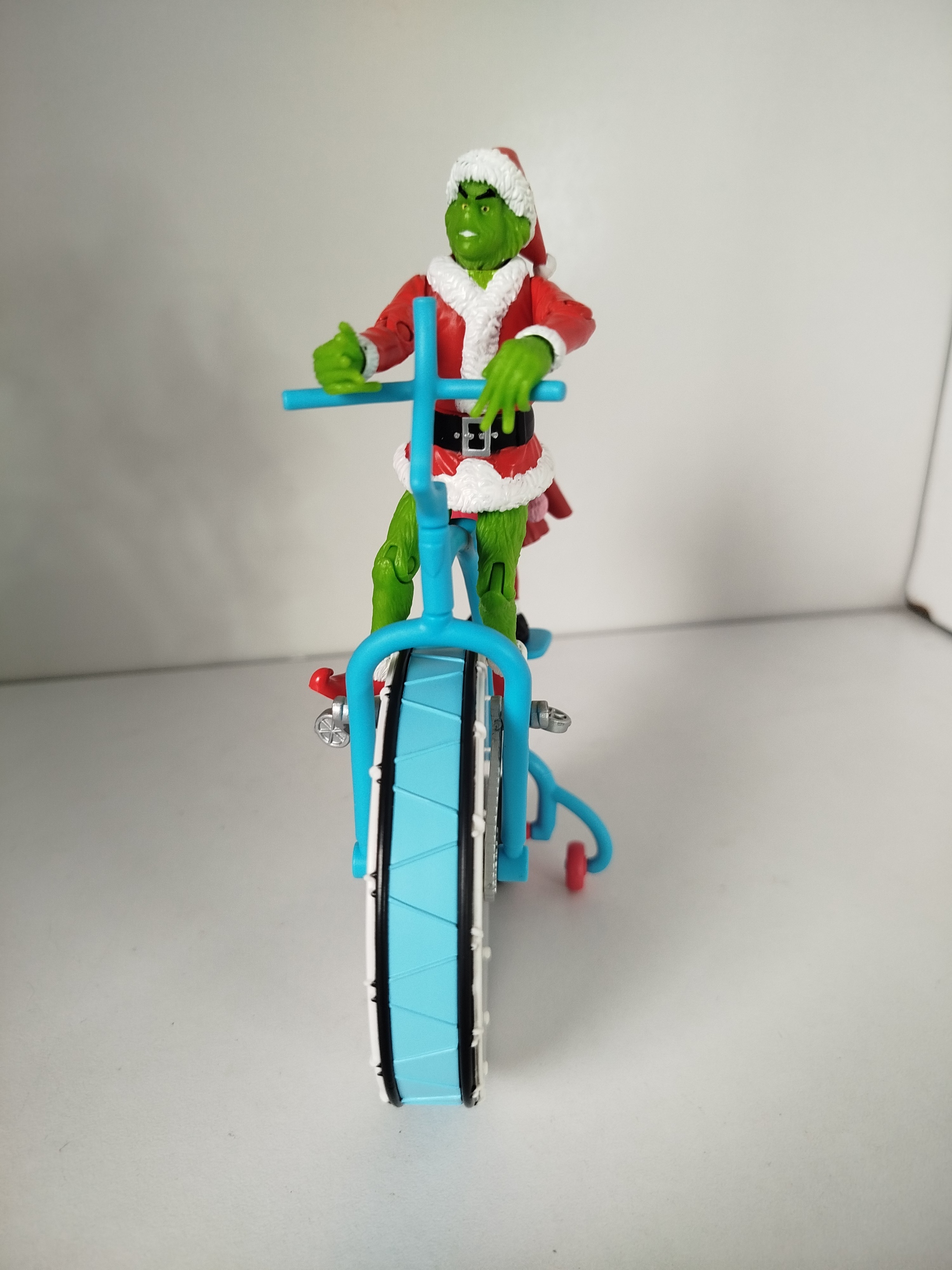 Grinch con su lanzador de bolas de nieve y a Martha May Whovier