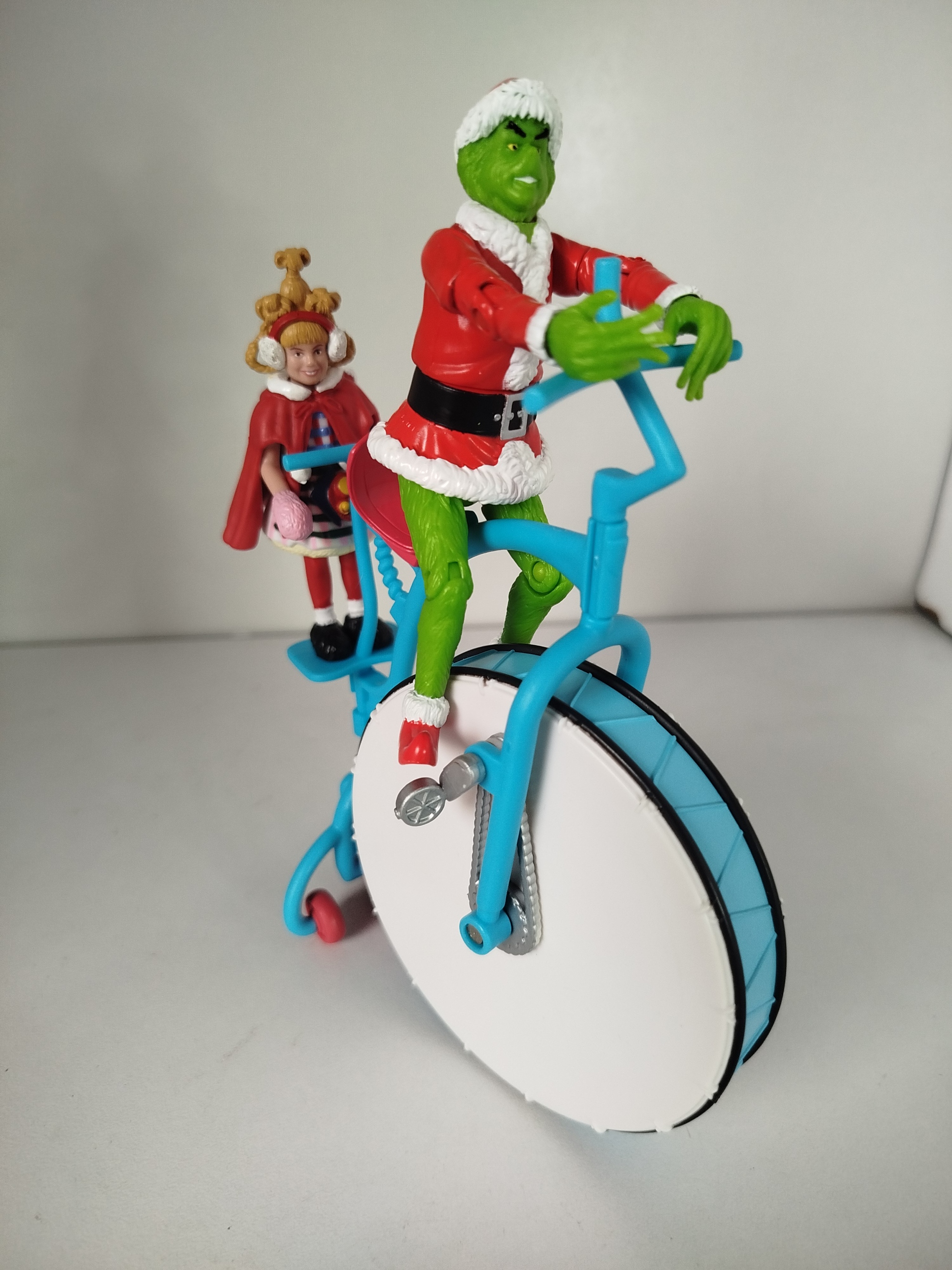 Grinch con su lanzador de bolas de nieve y a Martha May Whovier