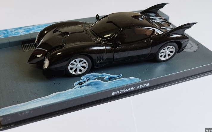 Batman Automobilia - BATMAN  575 - Escala 1:43 fabricado en metal fundido, incluye revista con historia del modelo