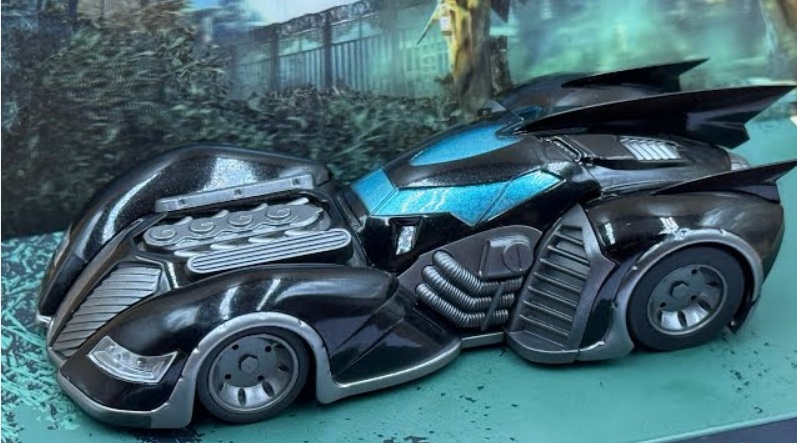 Batman Automobilia - BATMAN ARKHAM ASYLUM - Escala 1:43 fabricado en metal fundido, incluye revista con historia del modelo