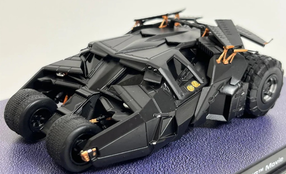 Batman Automobilia - BATMAN BEGINS MOVIE - Escala 1:43 fabricado en metal fundido, incluye revista con historia del modelo
