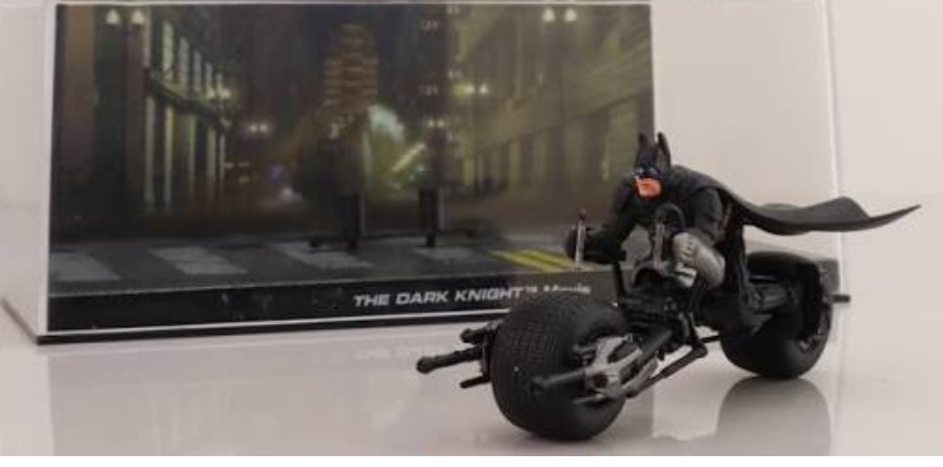 Batman Automobilia - THE DARK KNIGHT MOVIE - Escala 1:43 fabricado en metal fundido, incluye revista con historia del modelo