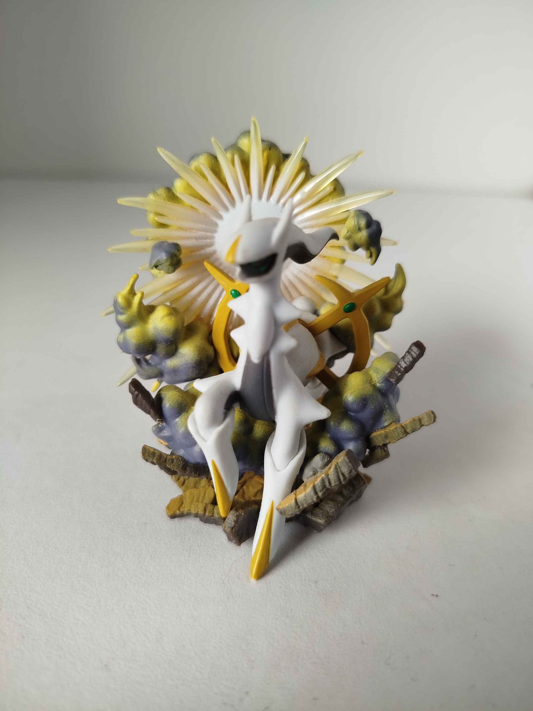 Arceus - Pokemon alfa con detalle de nuves y rayos amarillos