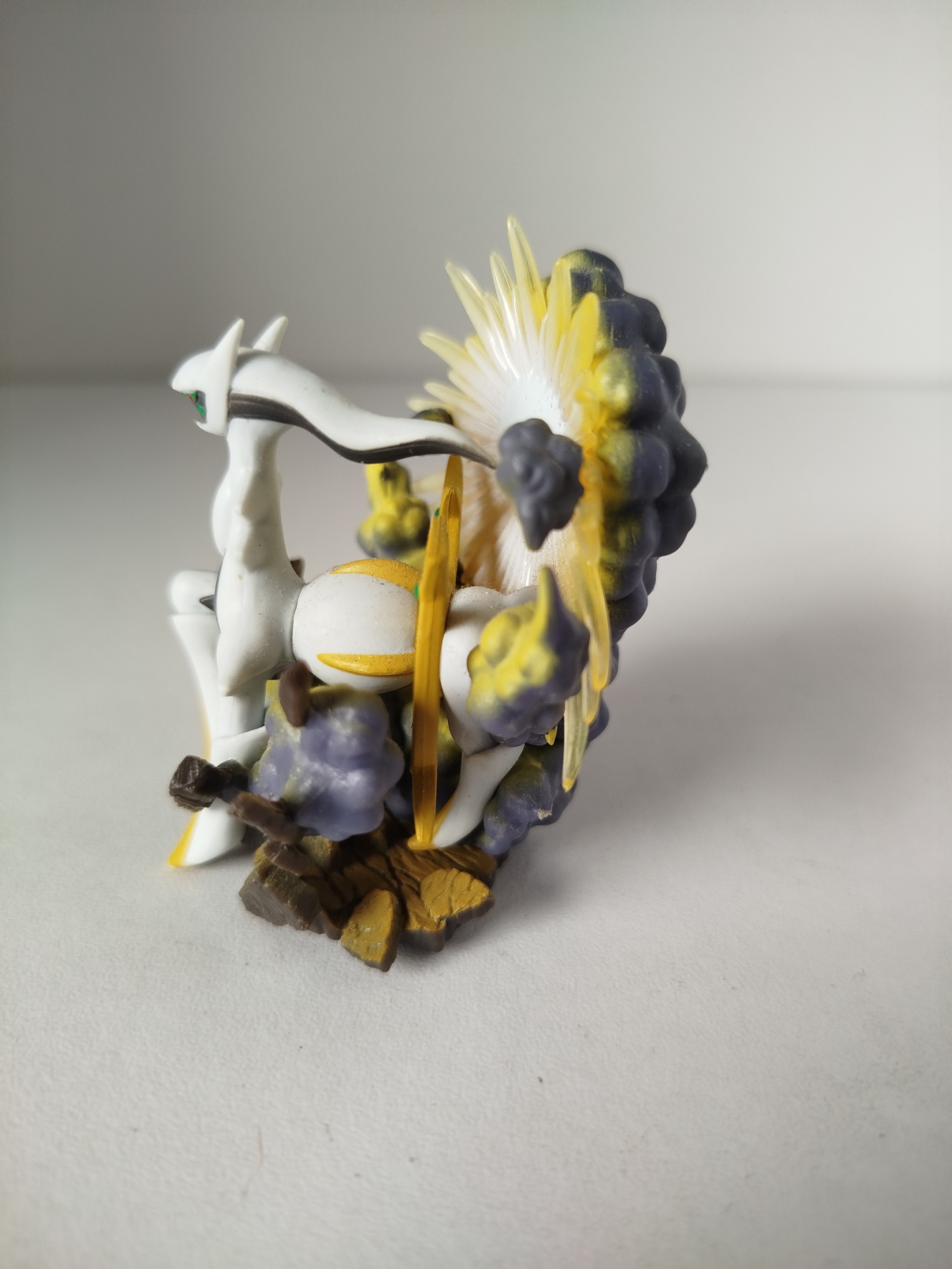 Arceus - Pokemon alfa con detalle de nuves y rayos amarillos