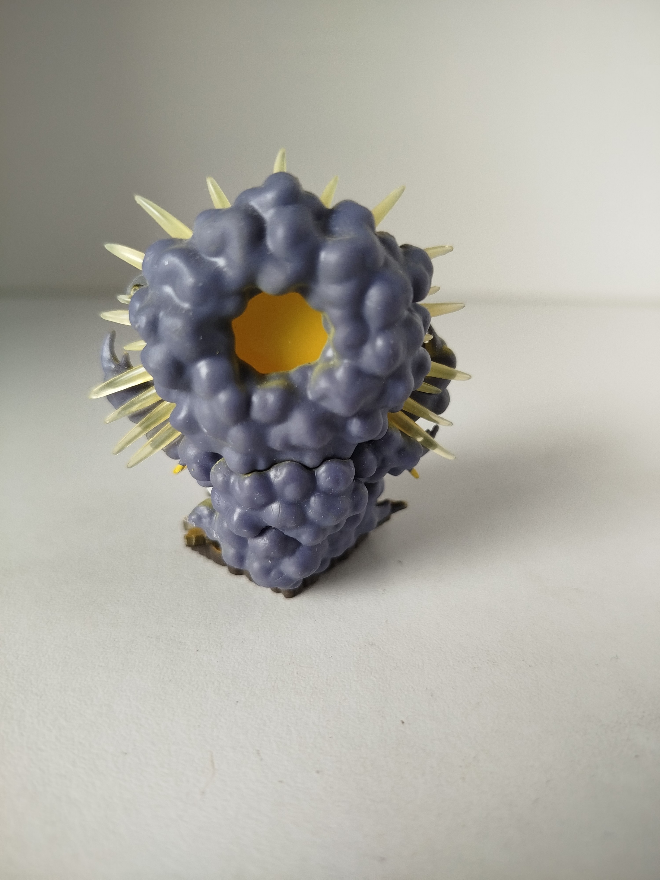 Arceus - Pokemon alfa con detalle de nuves y rayos amarillos