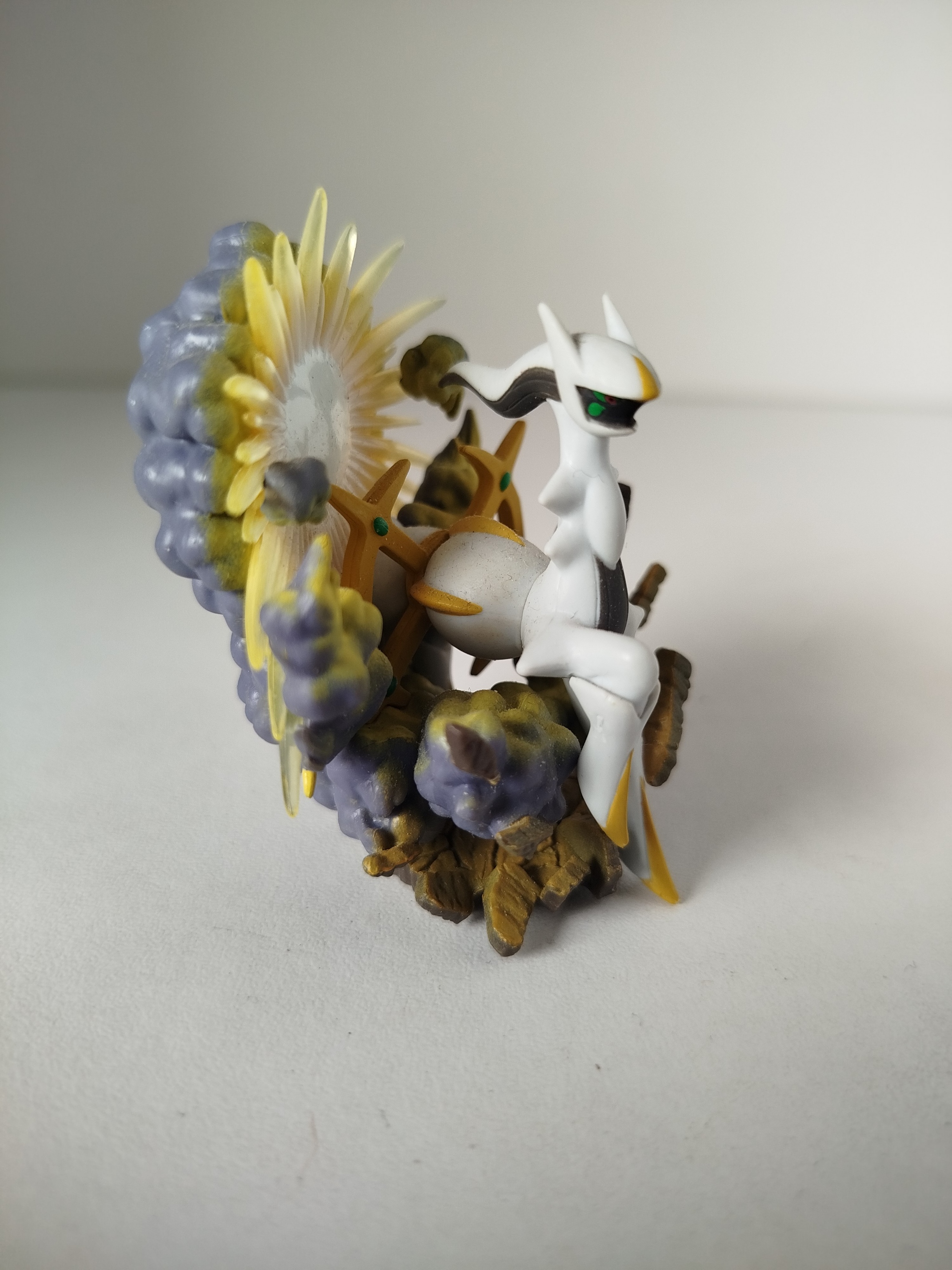 Arceus - Pokemon alfa con detalle de nuves y rayos amarillos