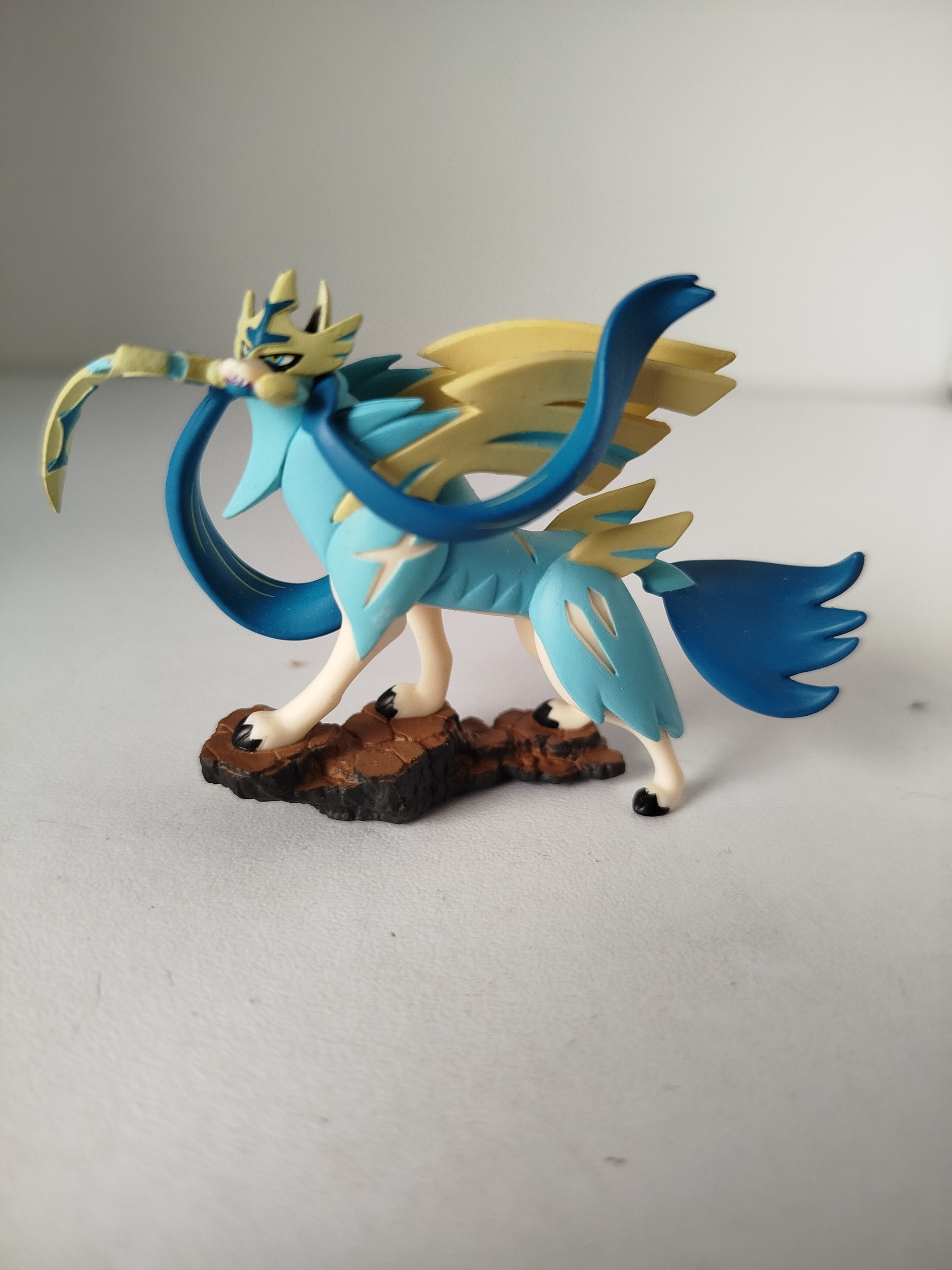 Shiny Zacian  - Pokemon legendario con su distintiva espada en la boca