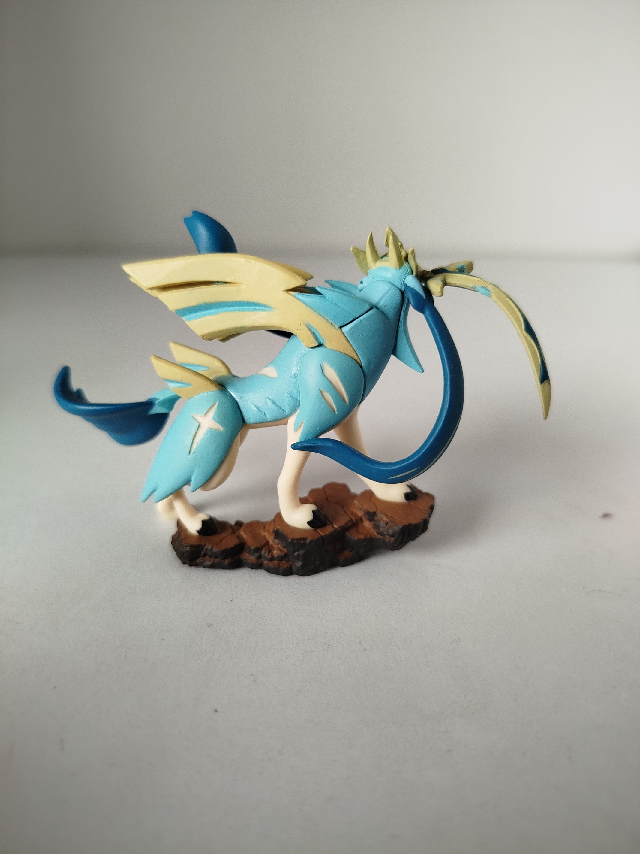 Shiny Zacian  - Pokemon legendario con su distintiva espada en la boca