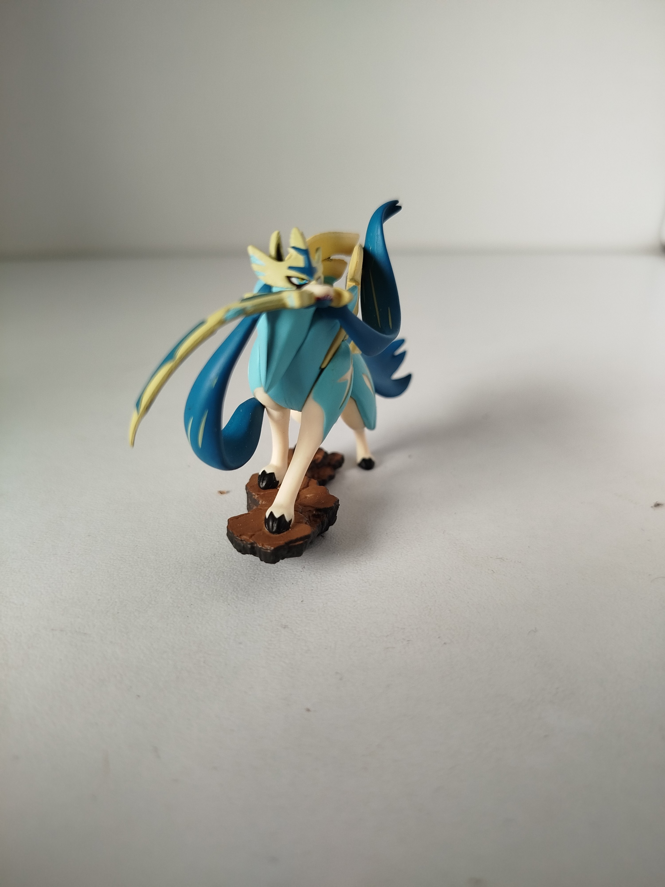 Shiny Zacian  - Pokemon legendario con su distintiva espada en la boca