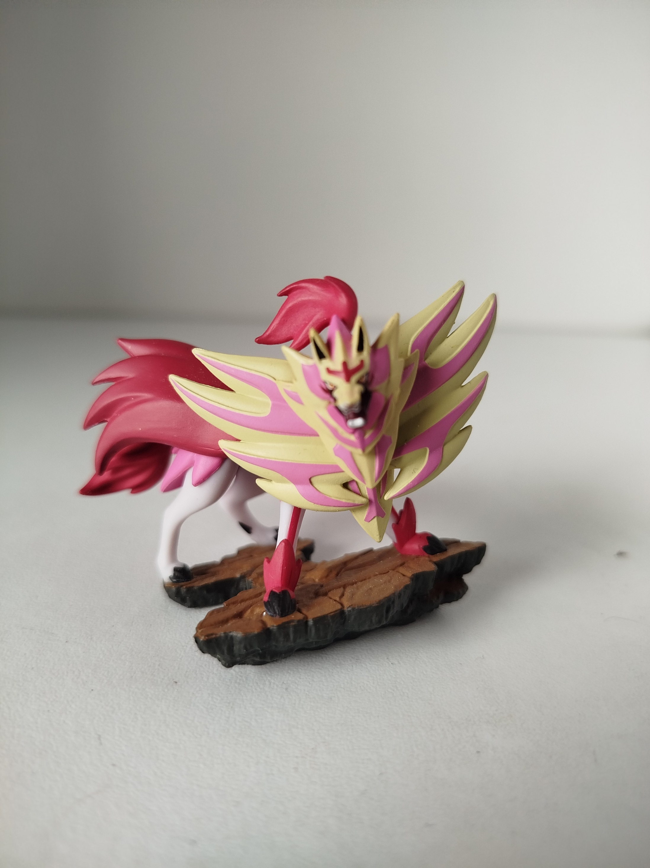 Zamazenta en su forma Shiny (variocolor)