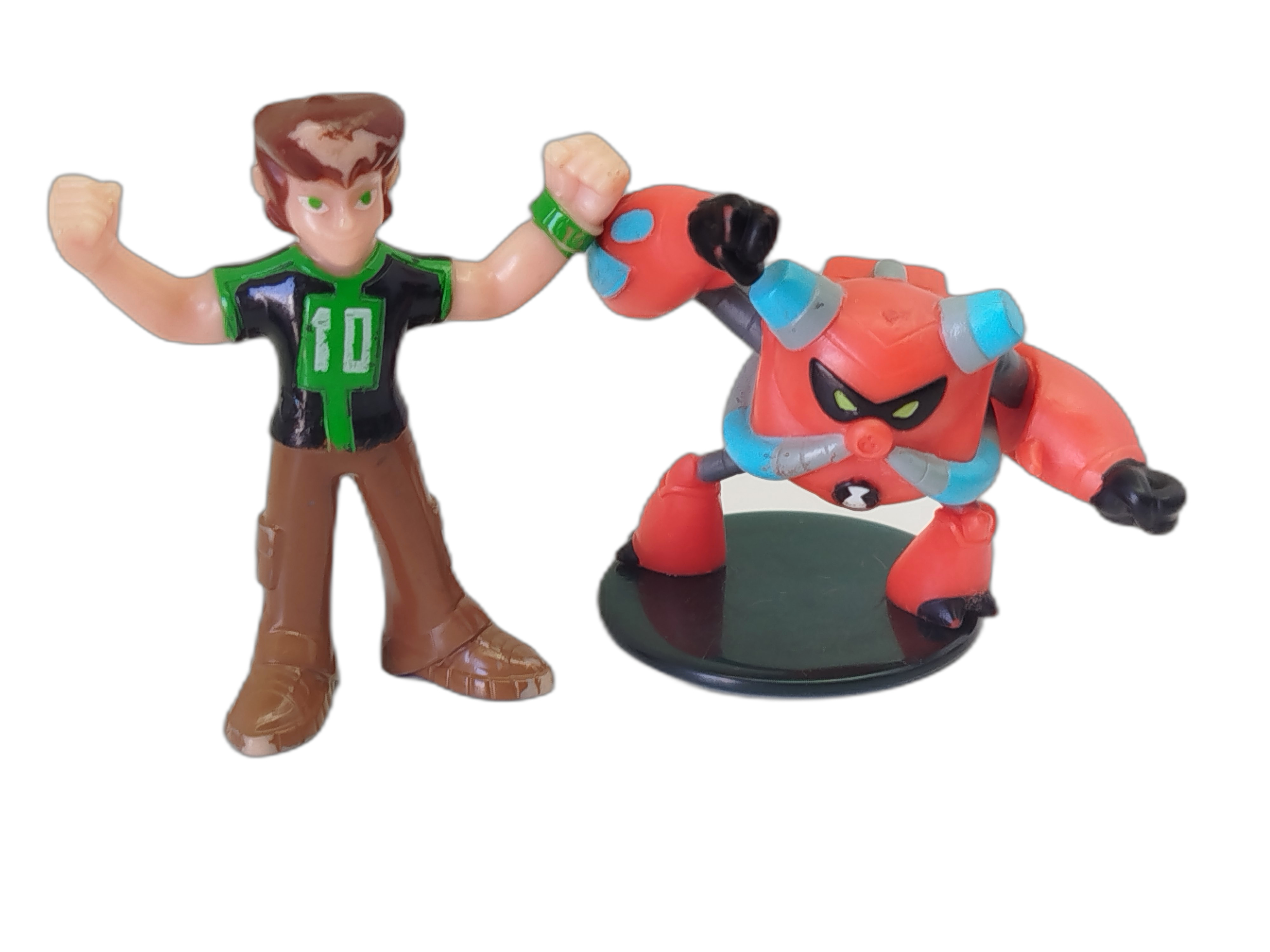 BEN 10 - Ben Tennyson y a la derecha el alienígena Overflow (Amenaza Acuática)