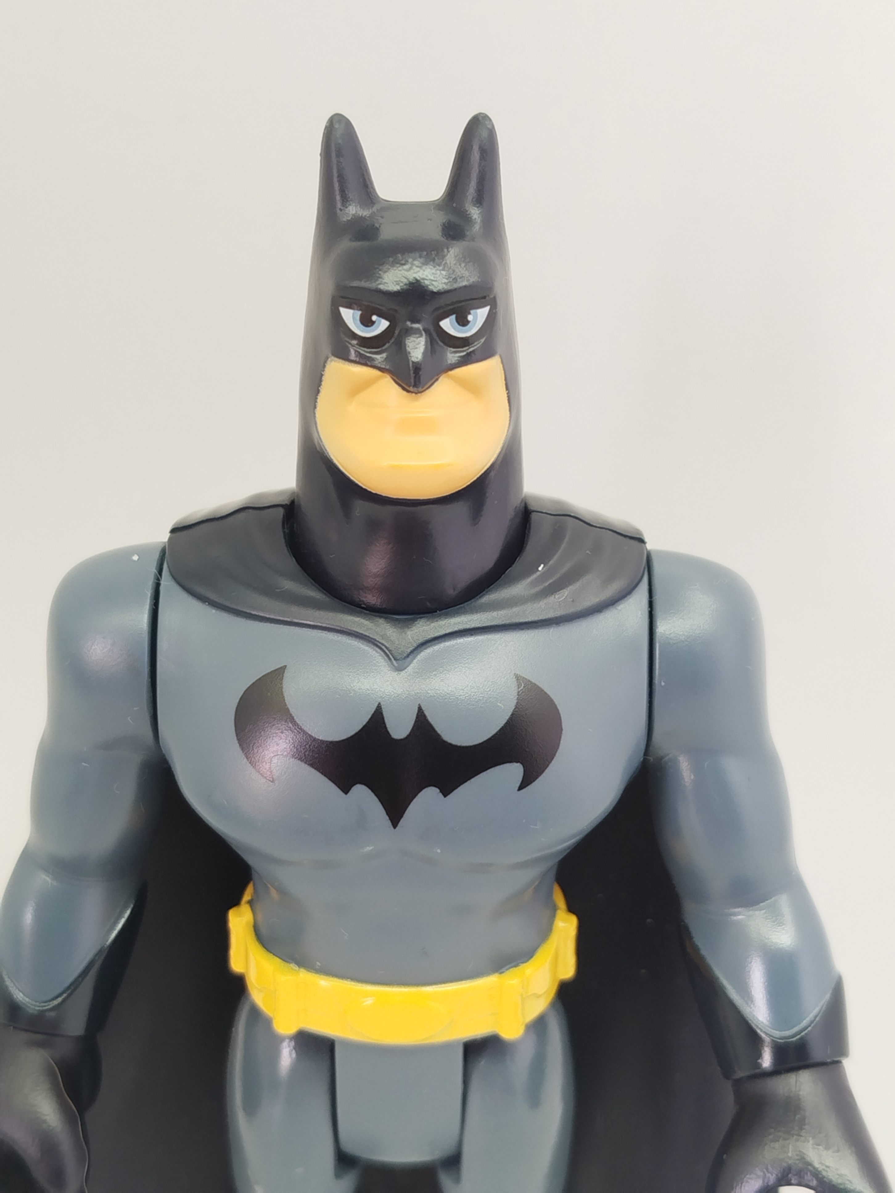Batman (Traje Clásico Gris) de la serie animada de televisión Justice League Action