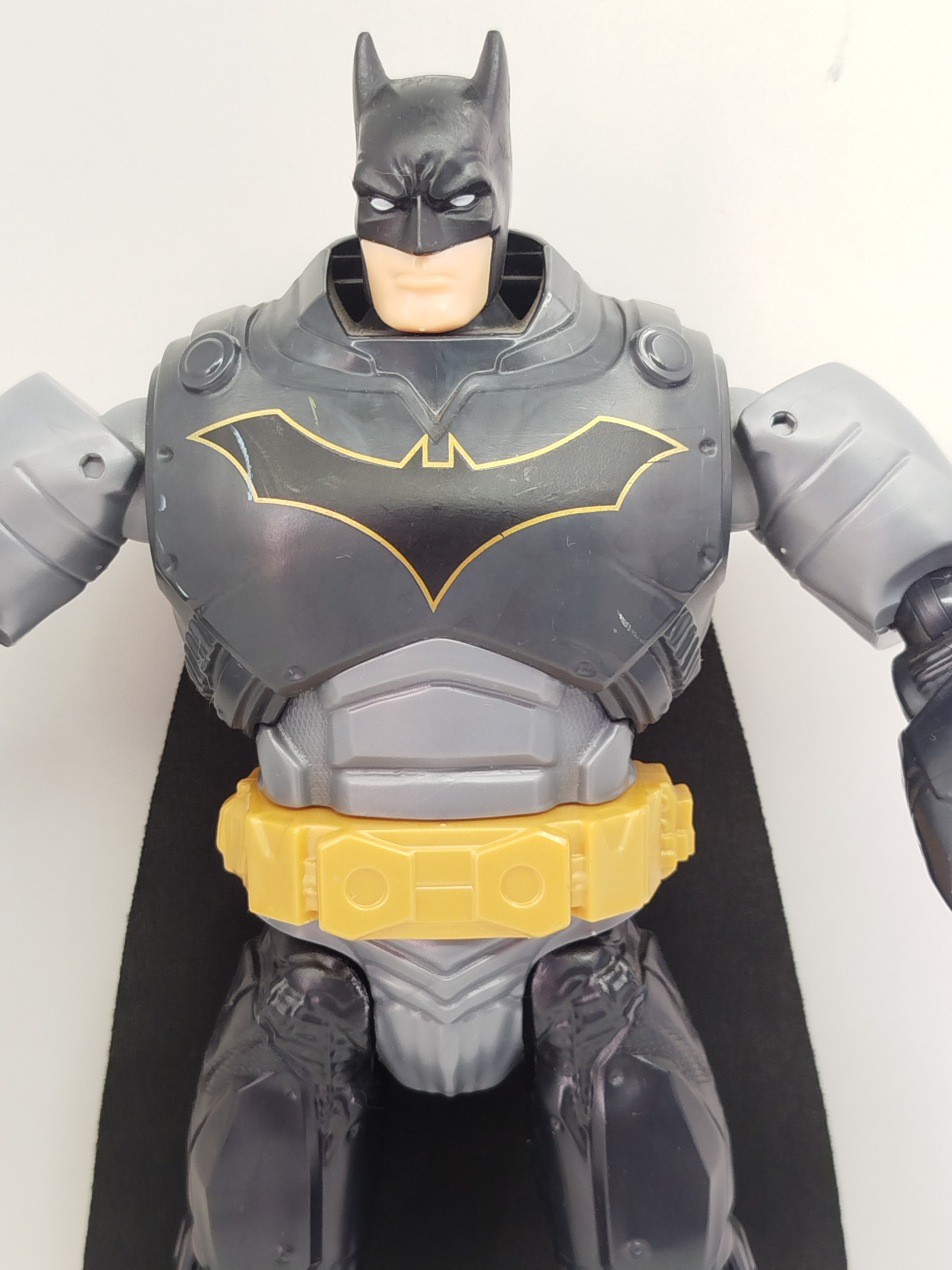 Batman con Armadura Thrasher (Thrasher Armor Batman Deluxe), de la línea Batman Missions / Batman Unlimited