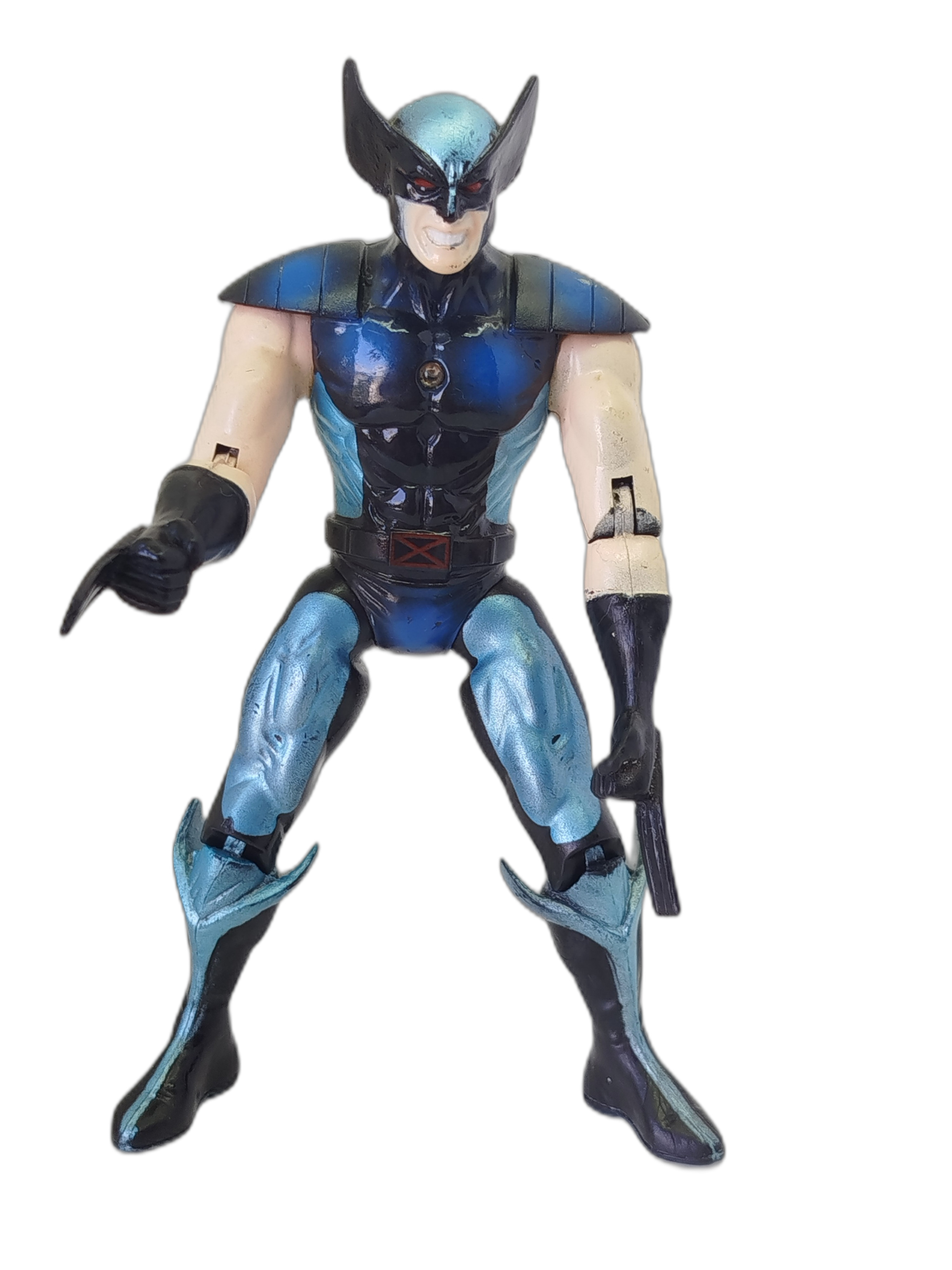  Wolverine (Lobezno/Guepardo) con un traje de diseño propio en colores azul metálico y negro, basada vagamente en los trajes tácticos de los X-Men o X-Force