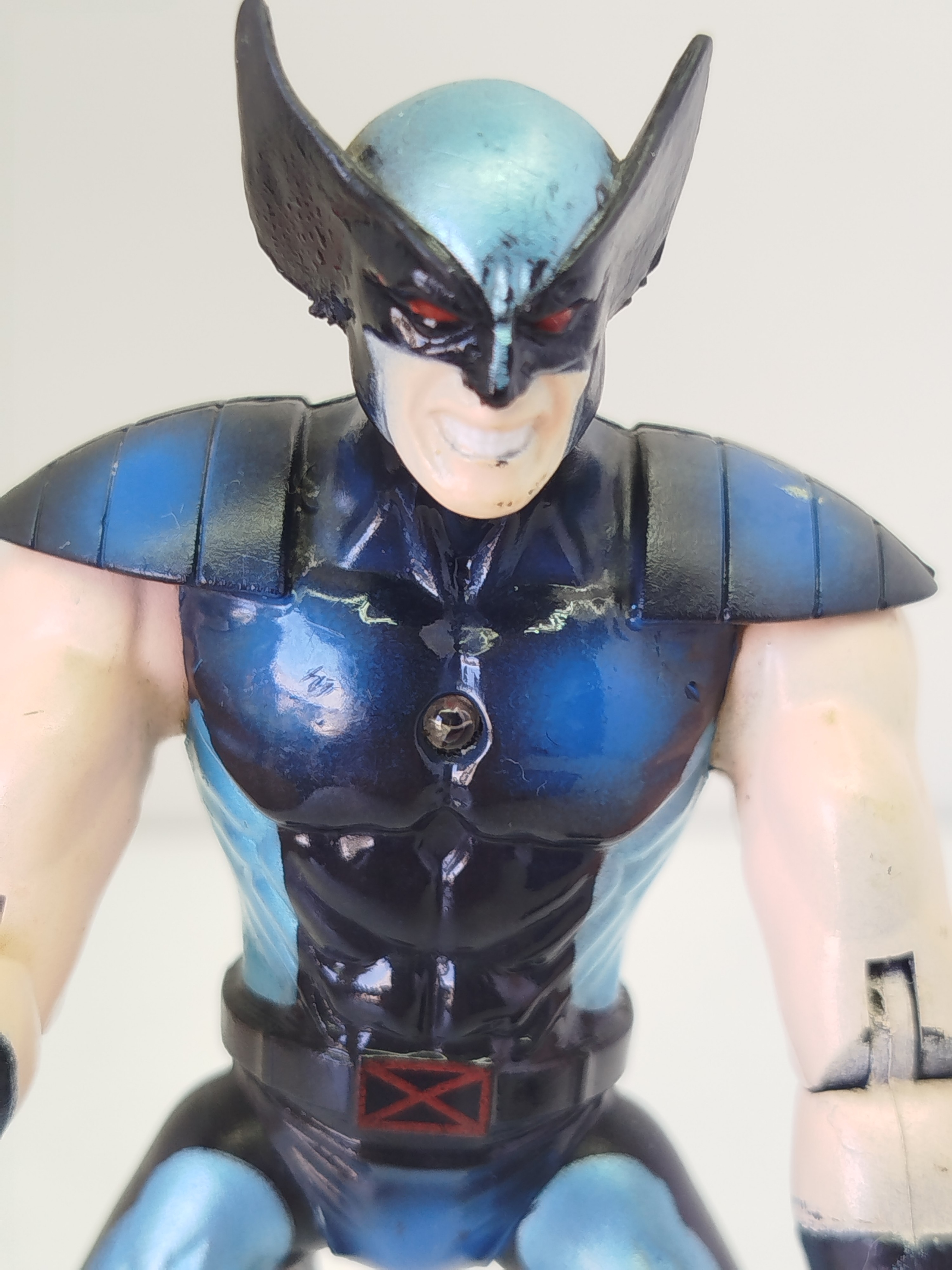  Wolverine (Lobezno/Guepardo) con un traje de diseño propio en colores azul metálico y negro, basada vagamente en los trajes tácticos de los X-Men o X-Force