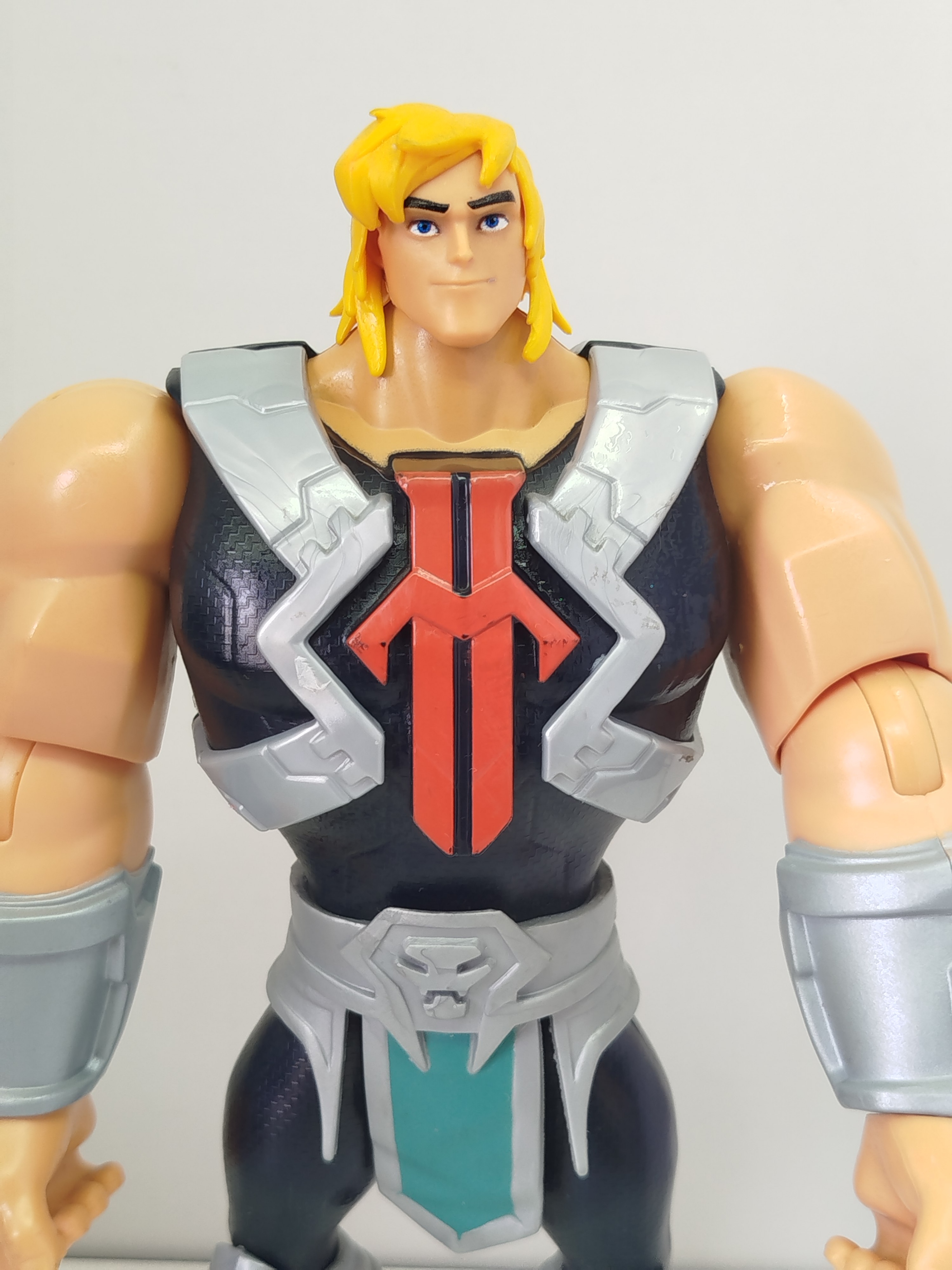 He-Man de la línea Large Action Figures. Está basada completamente en la serie animada de CGI de Netflix He-Man y los Amos del Universo
