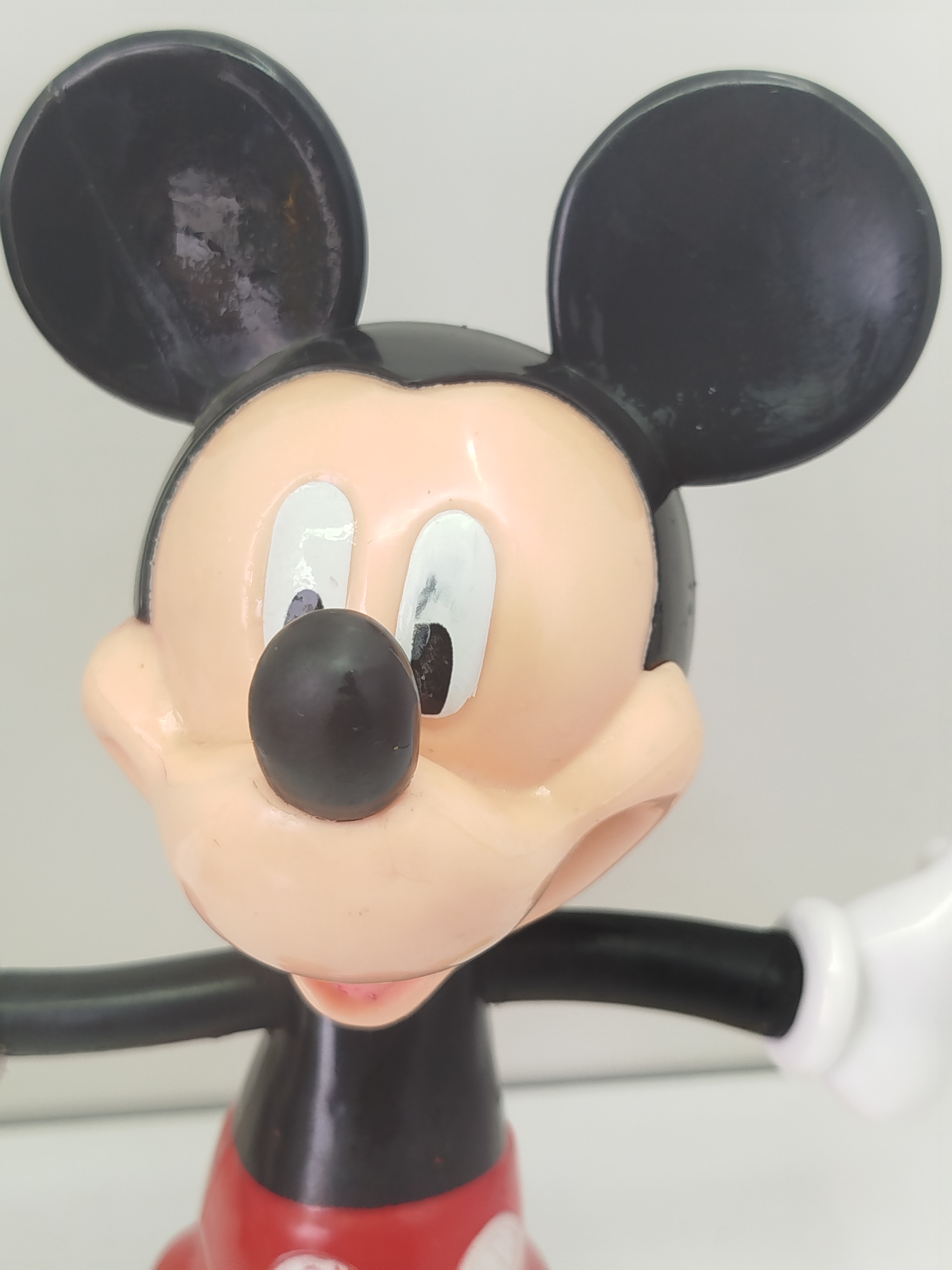 muñeco articulado vintage de Mickey Mouse con brazos abiertos