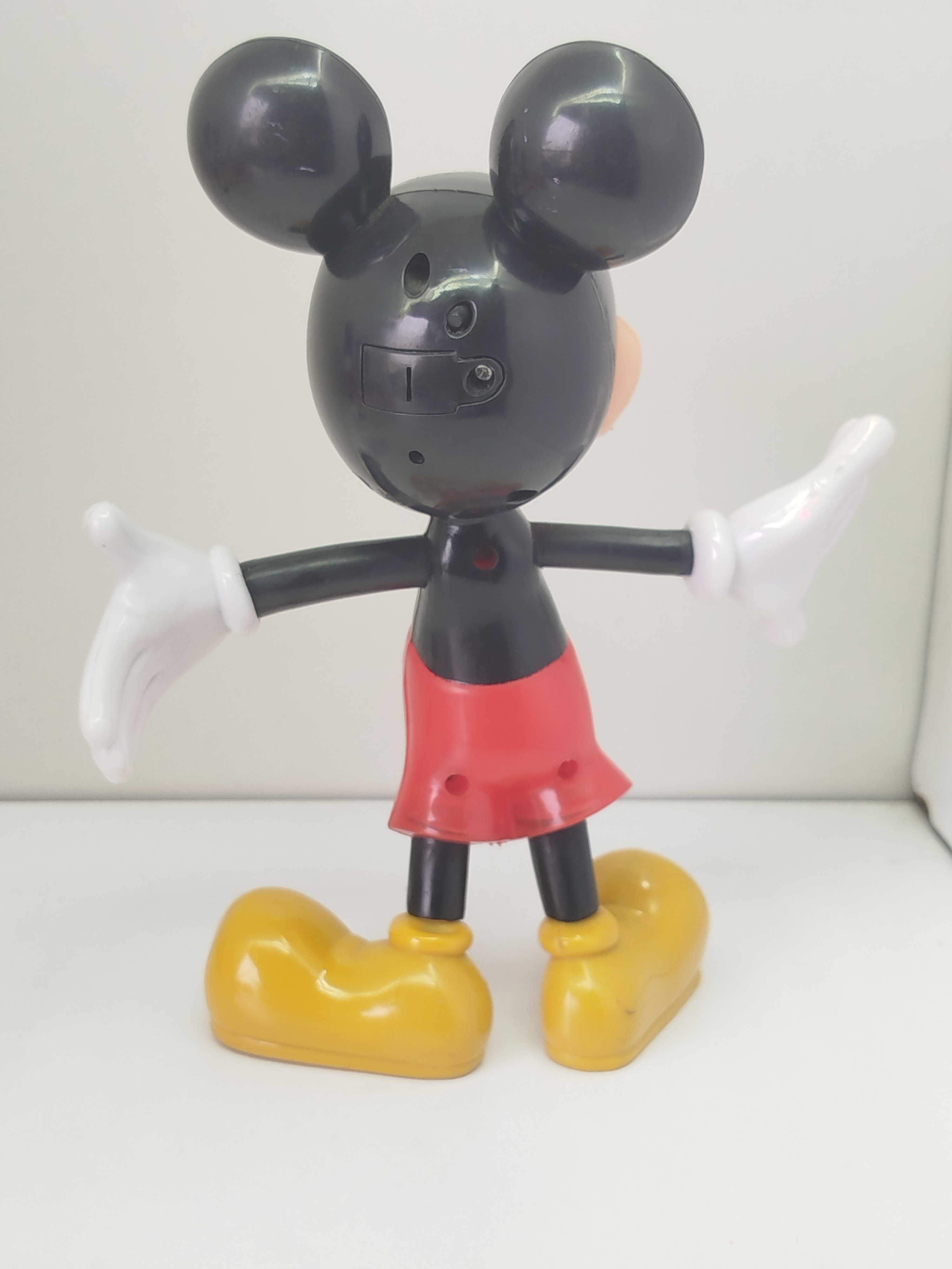 muñeco articulado vintage de Mickey Mouse con brazos abiertos