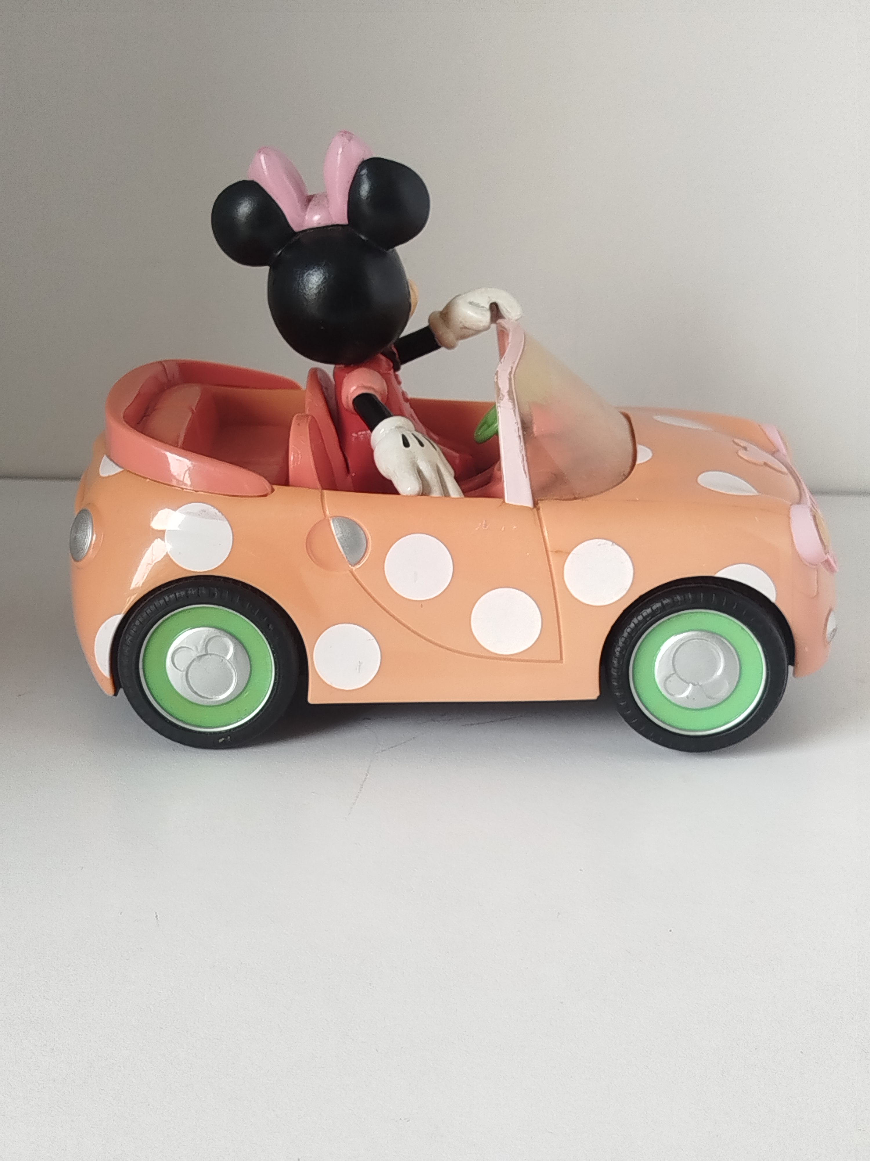 Coche Descapotable a Control Remoto de Minnie Mouse (Minnie Roadster) (Ver Video)