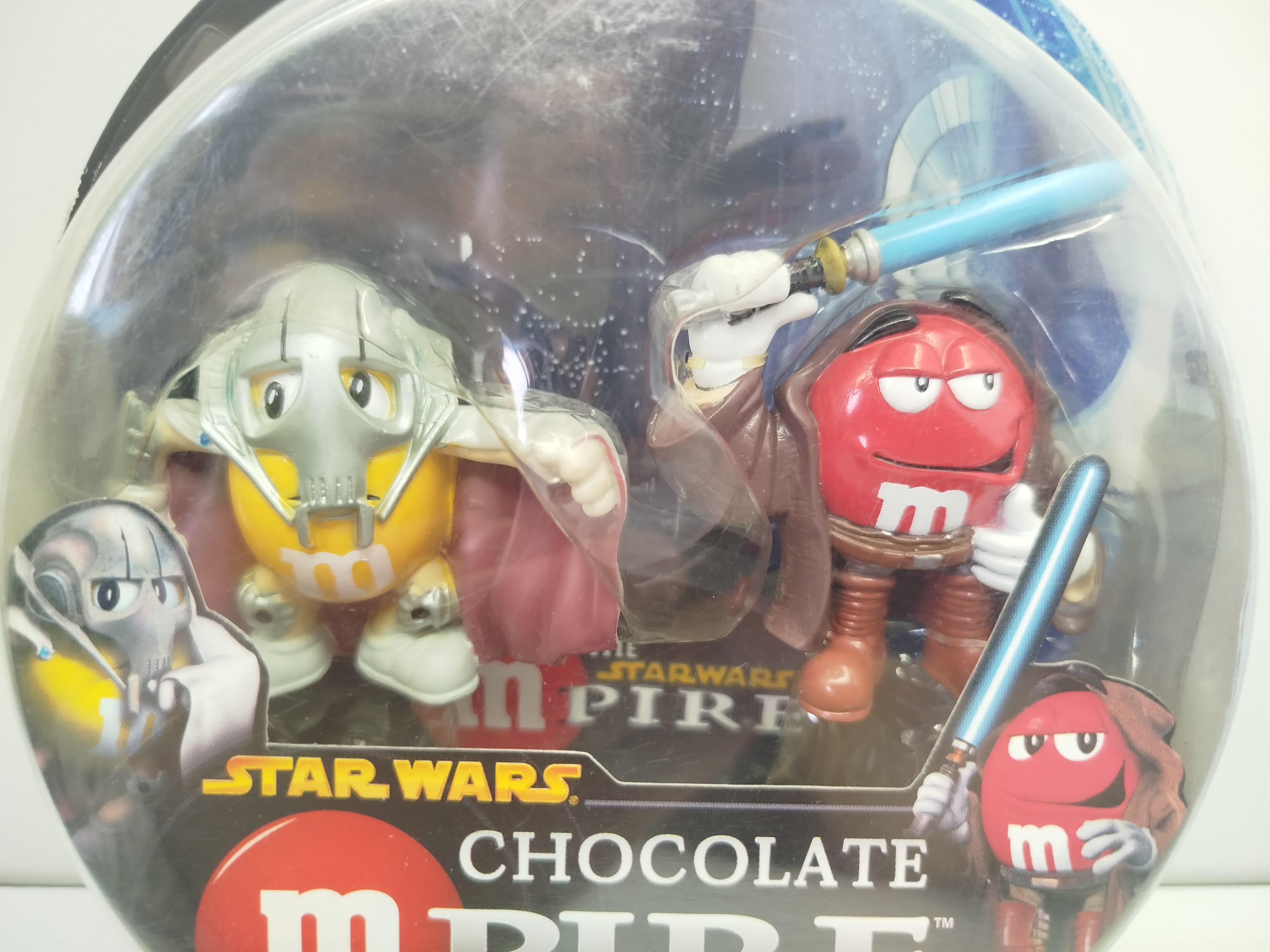 Star Wars: Chocolate M-Pire. Personajes de M&M'S transformados en el General Grievous y Obi-Wan Kenobi.