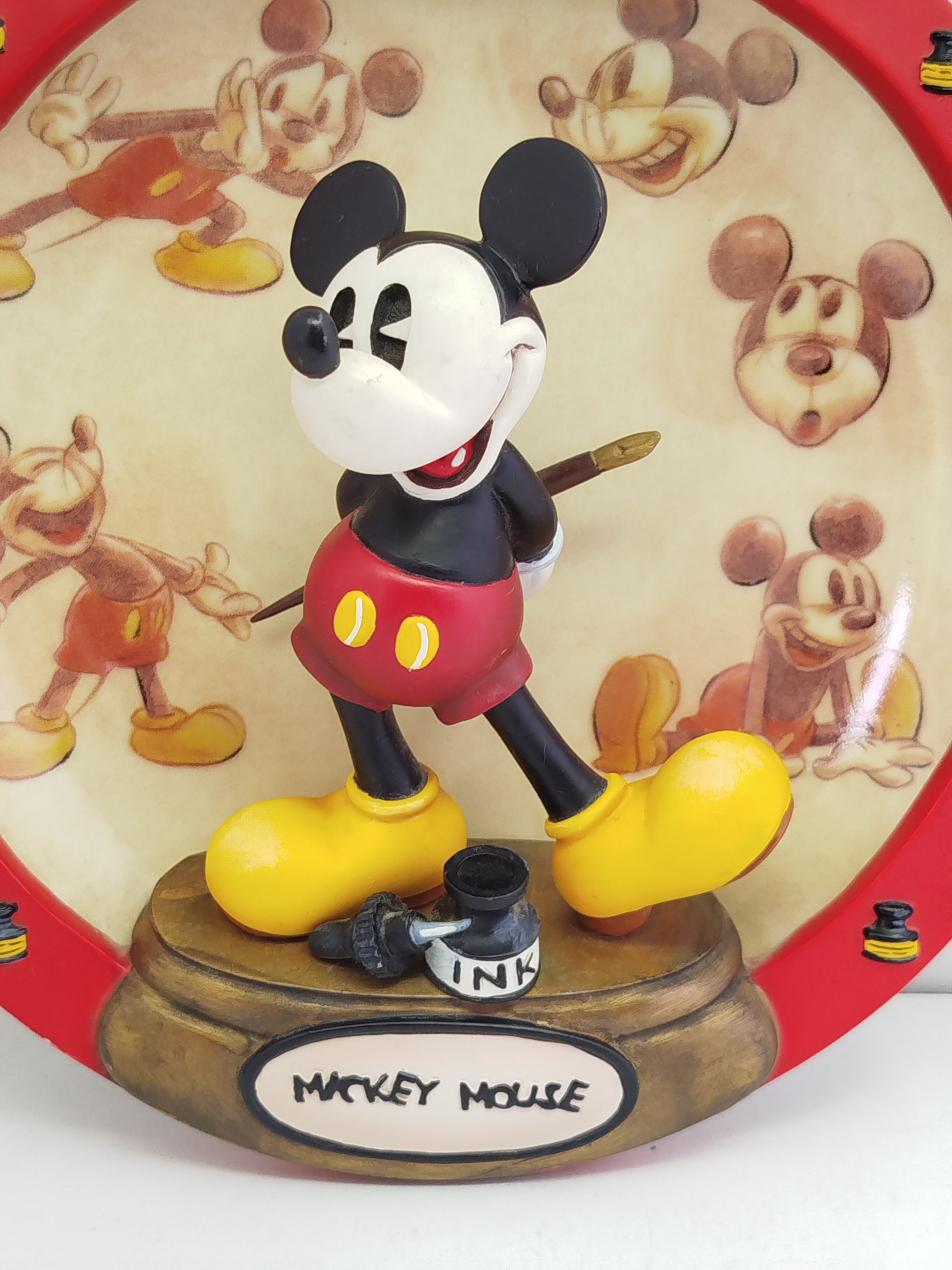 Plato decorativo de 1998 de Bradford Exchange: Disney Mickey Mouse "From the Drawing Board"