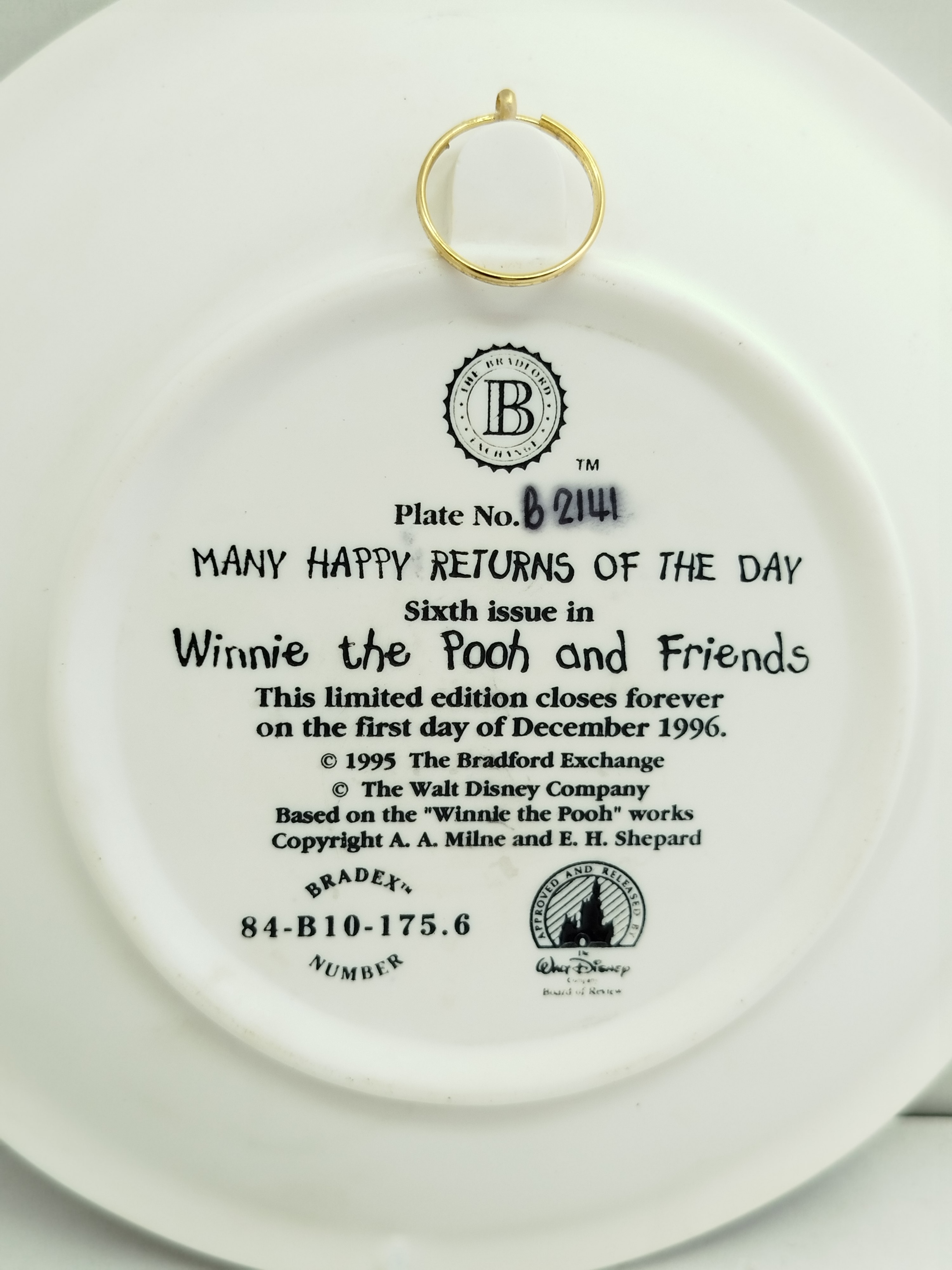 plato decorativo tridimensional titulado "Many Happy Returns of the Day", fabricado por The Bradford Exchange