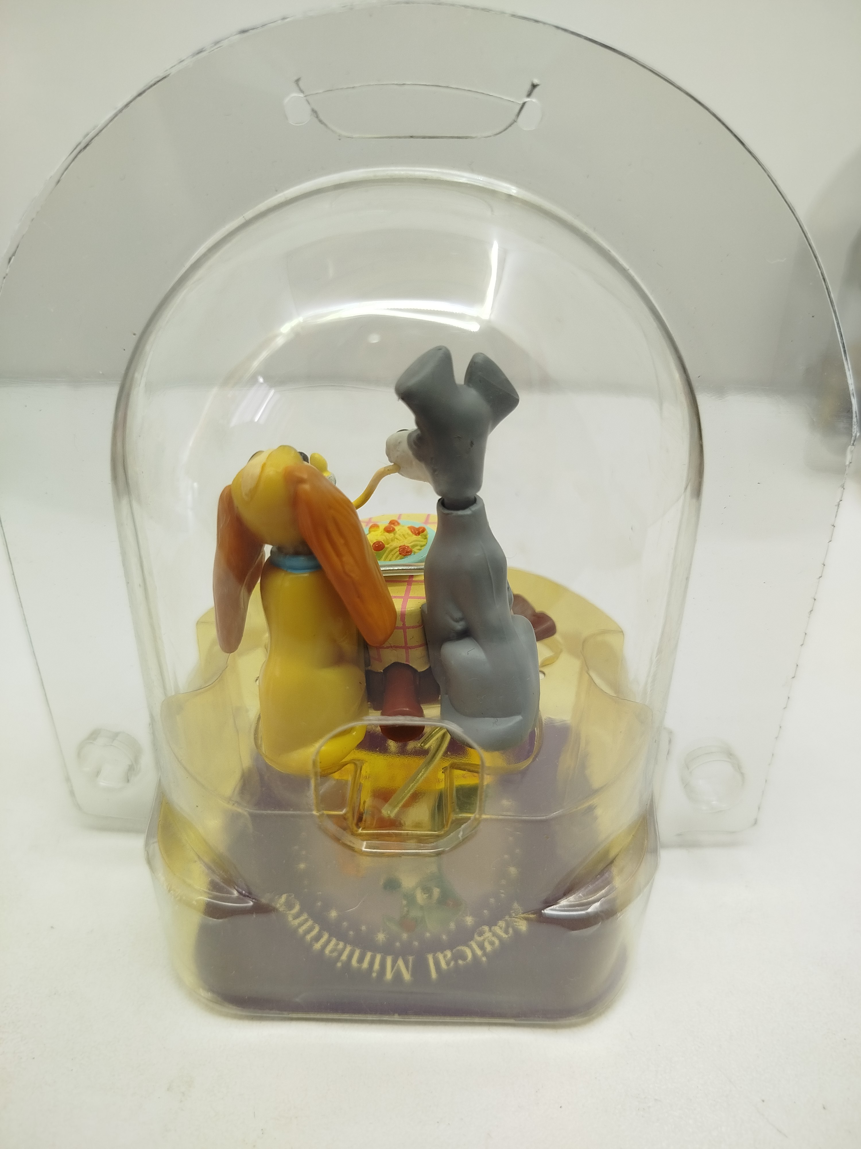Reina y Golfo compartiendo su cena de espagueti, vintage de miniaturas interactivas. protegida dentro de su domo o burbuja plástica. (Ver Video)