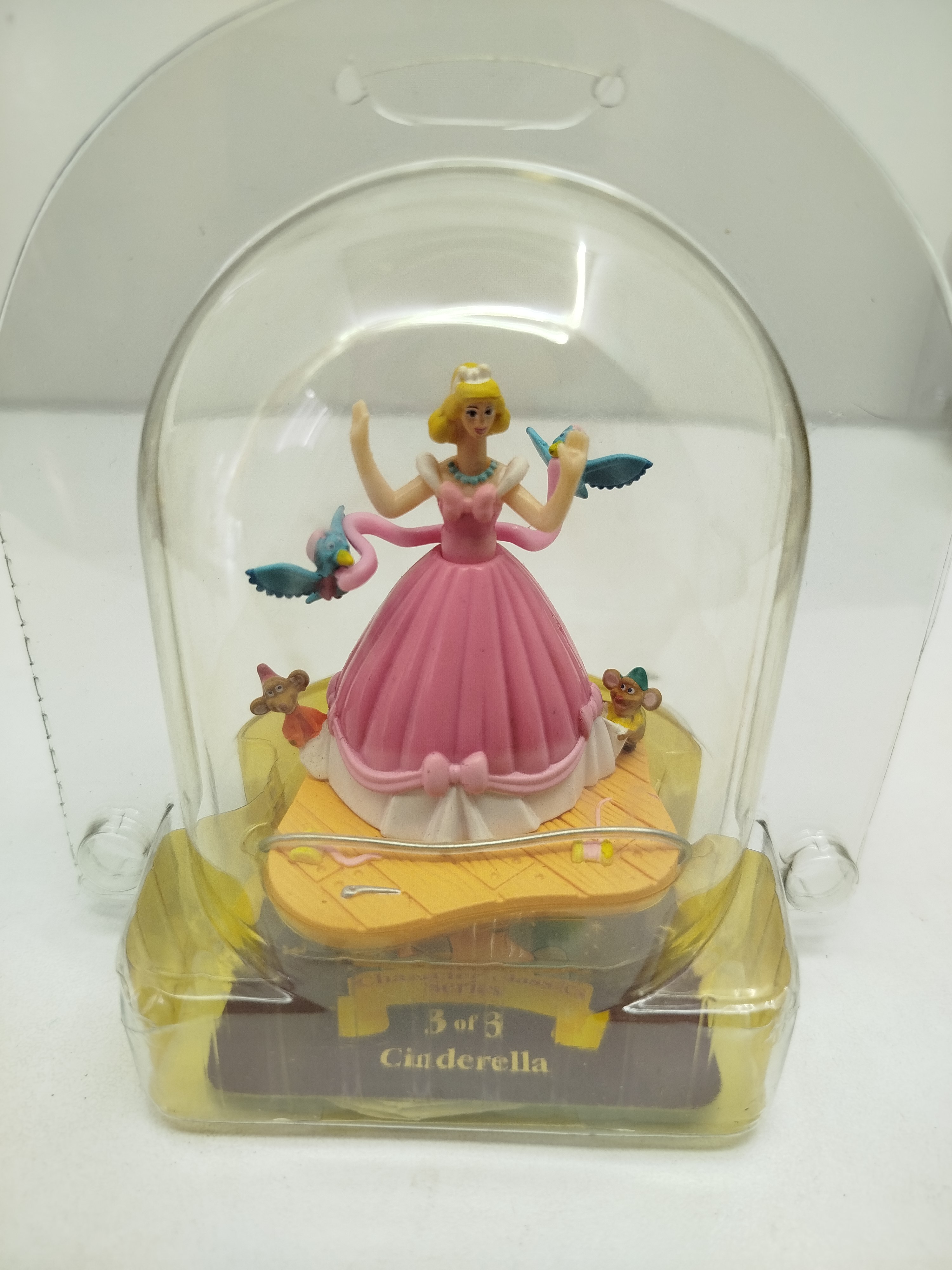 Cenicienta con su vestido rosa, vintage de miniaturas interactivas. protegida dentro de su domo o burbuja plástica. (Ver Video)