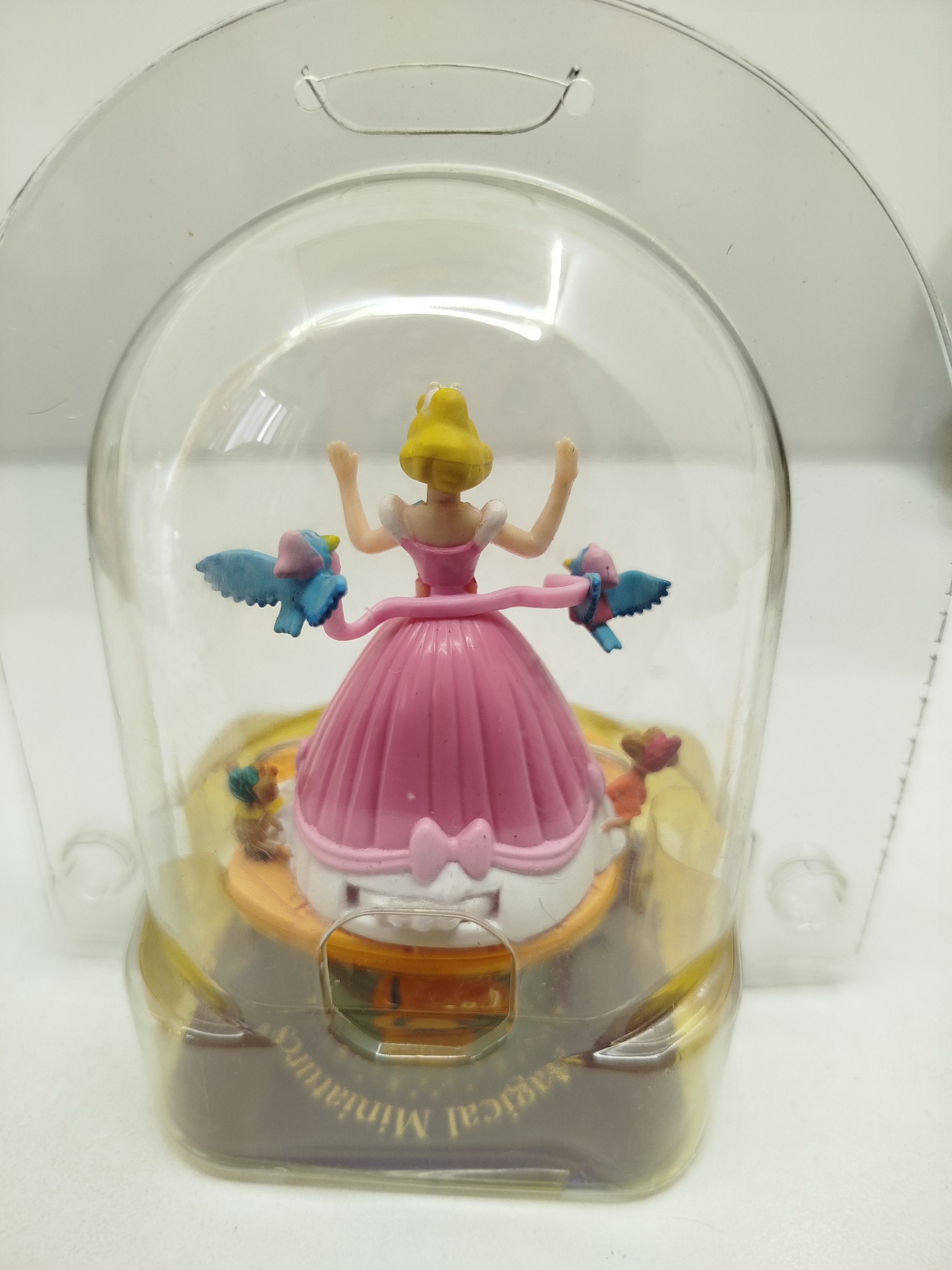 Cenicienta con su vestido rosa, vintage de miniaturas interactivas. protegida dentro de su domo o burbuja plástica. (Ver Video)