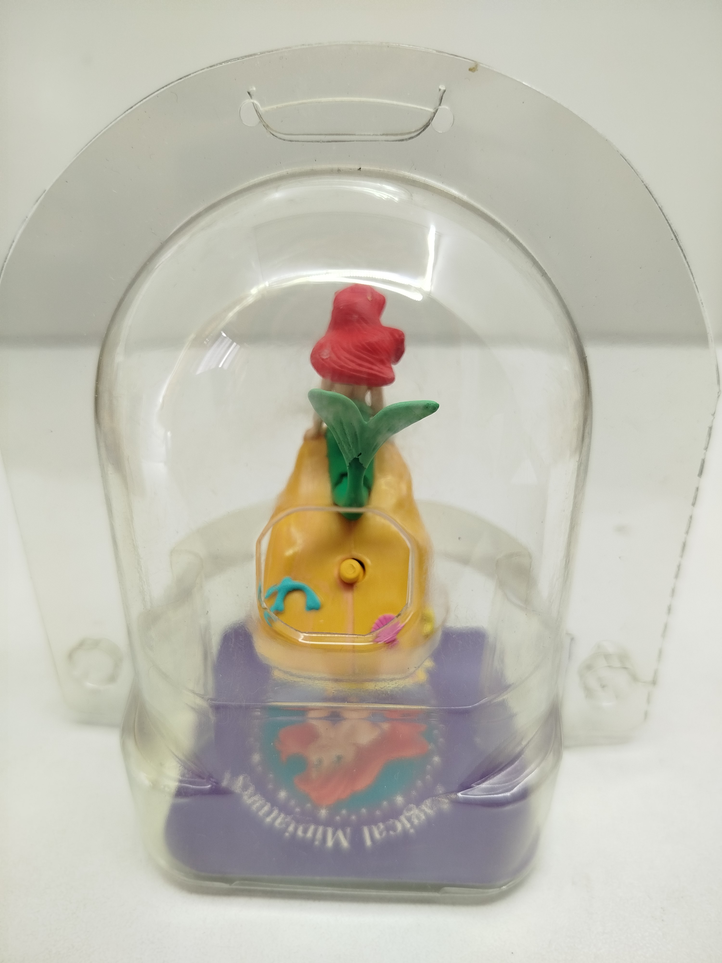 Ariel, la princesa de La Sirenita, vintage de miniaturas interactivas.  protegida dentro de su domo o burbuja plástica. (Ver Video)