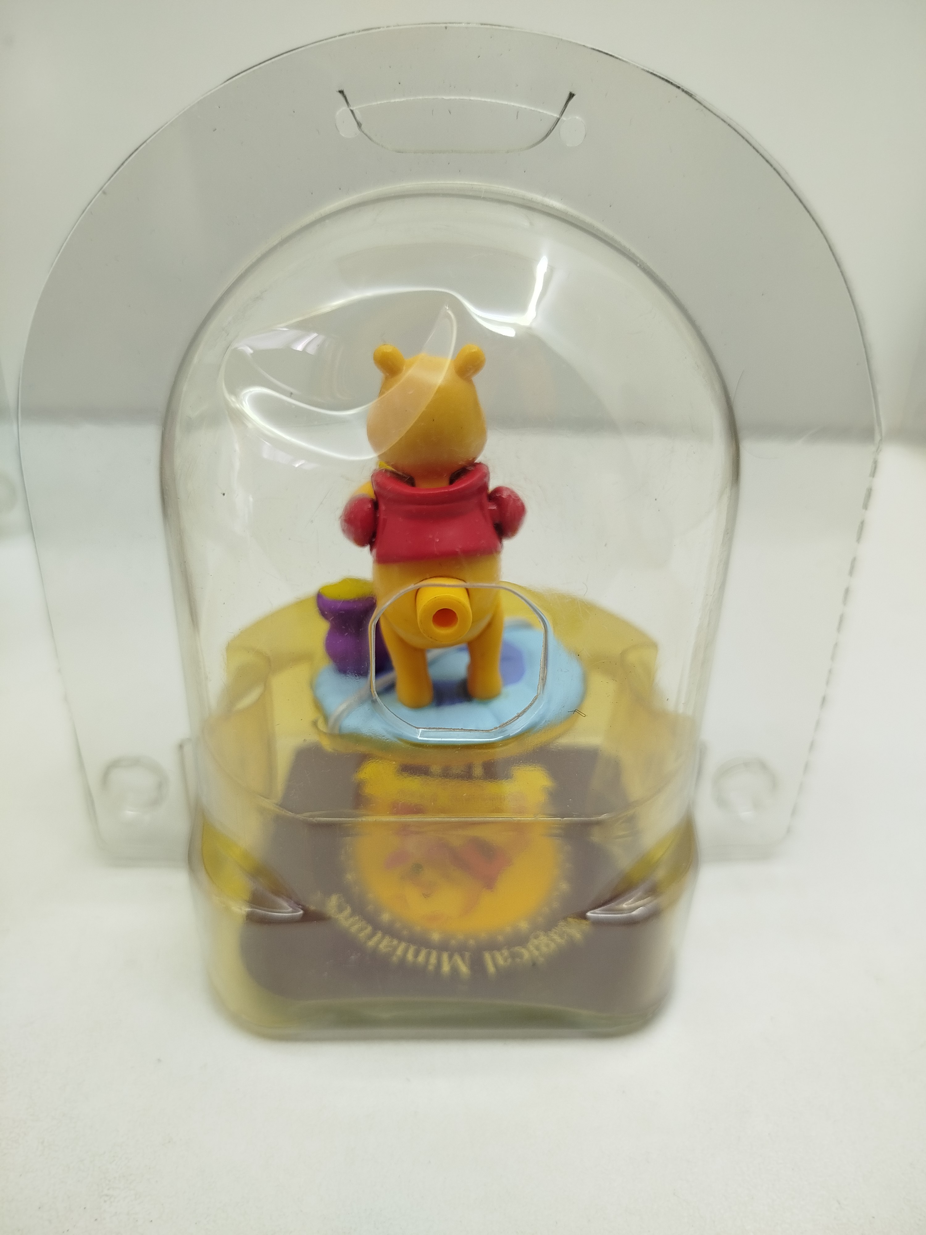 Winnie-the-Pooh, vintage de miniaturas interactivas.  protegida dentro de su domo o burbuja plástica. (Ver Video)