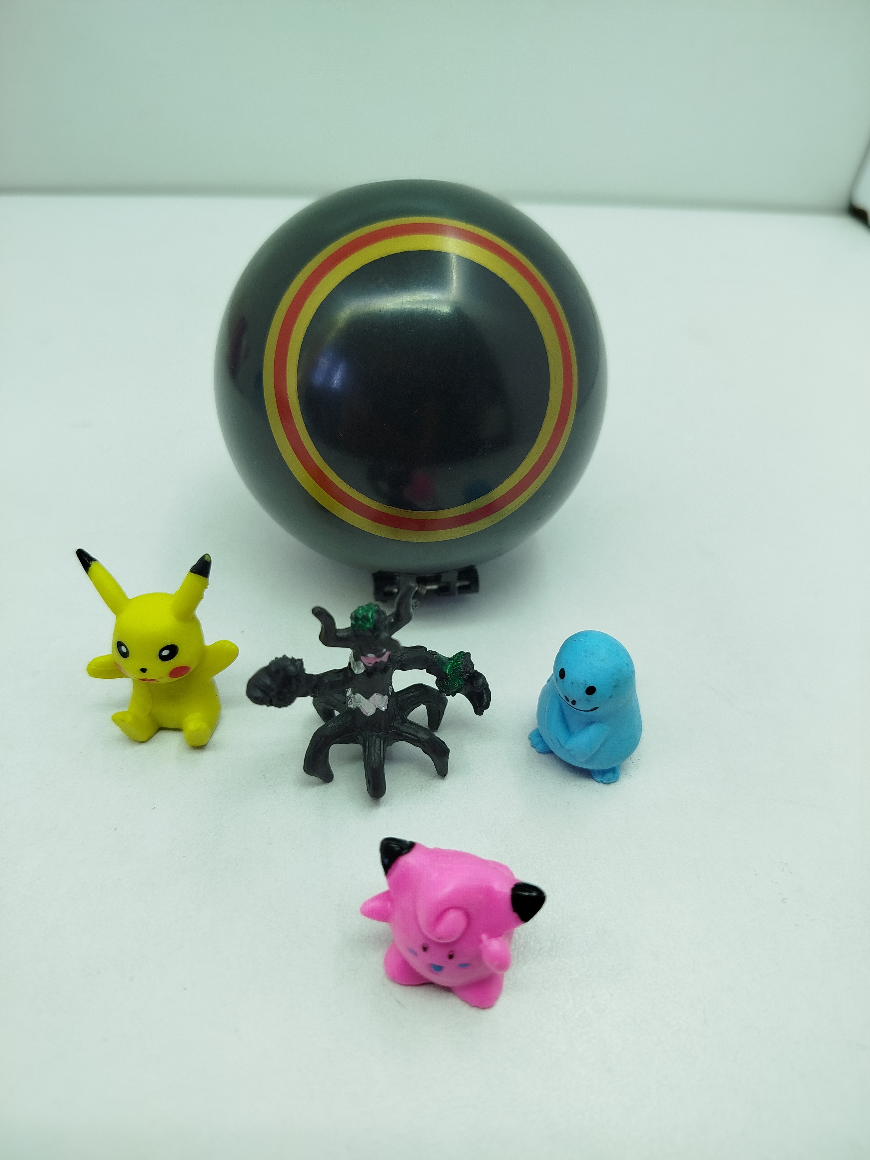 Master Ball de plástico coleccionable (o Pokébola sorpresa) incluye pokemones