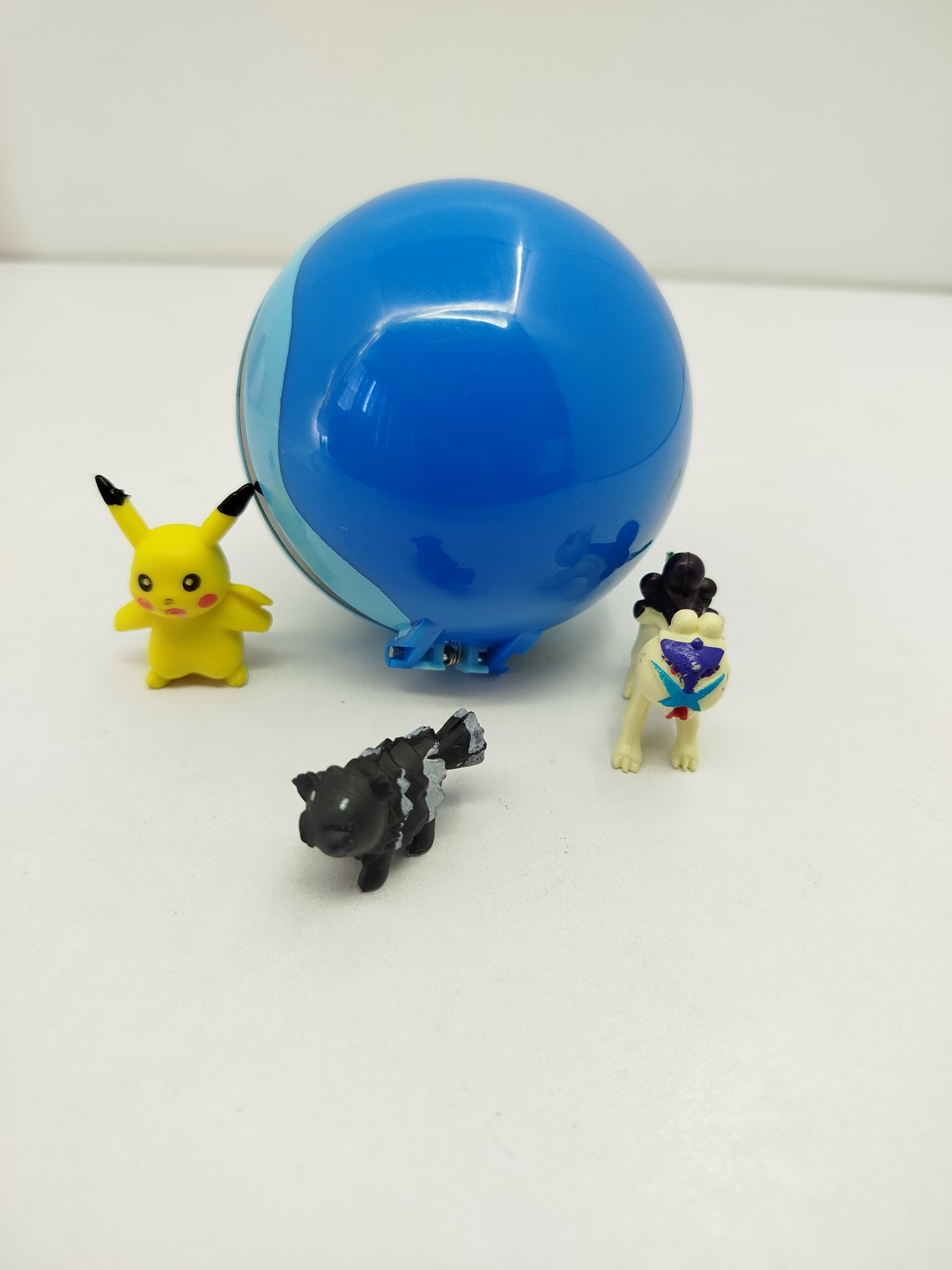 Master Ball de plástico coleccionable (o Pokébola sorpresa) incluye pokemones