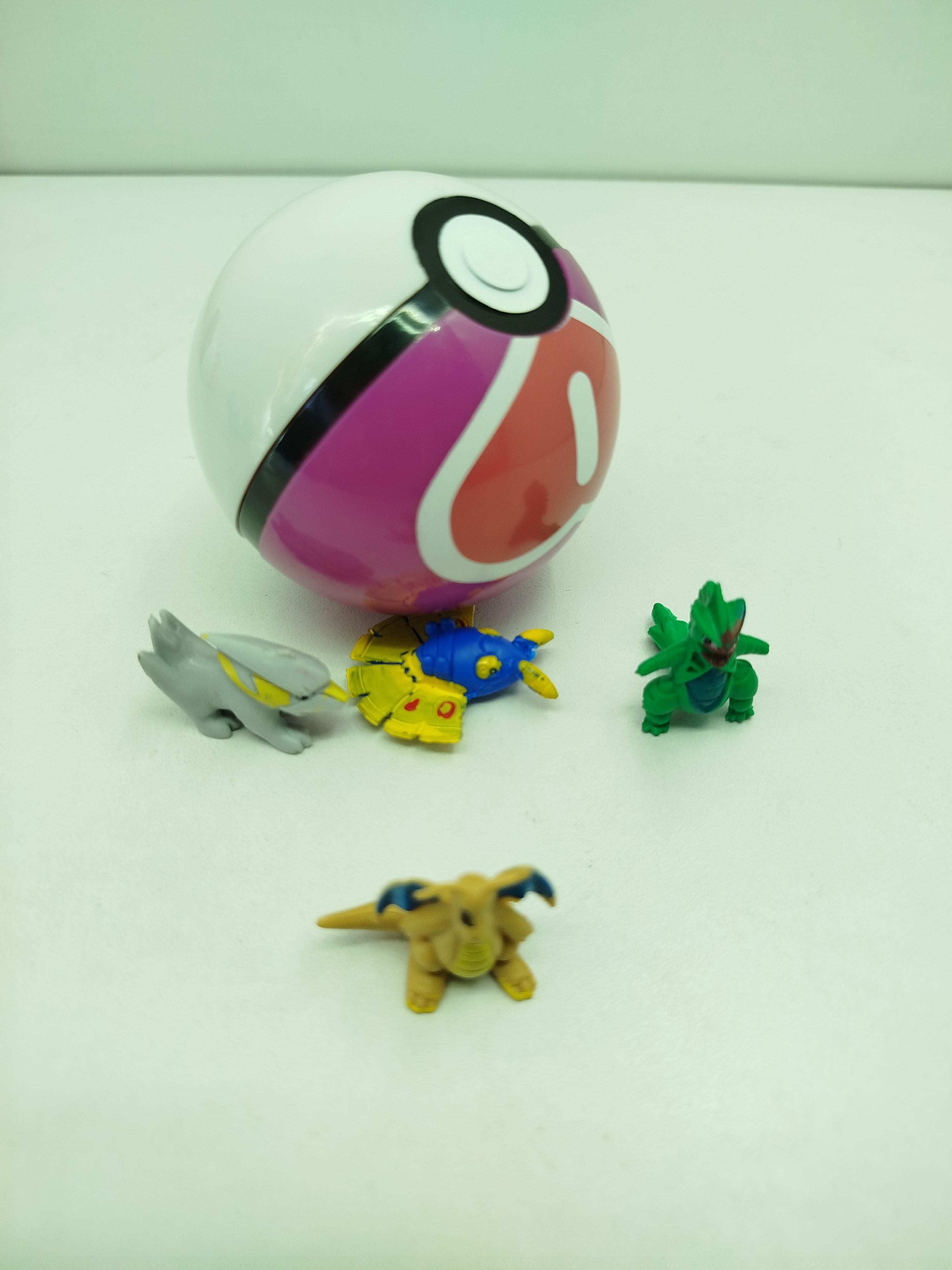 Master Ball de plástico coleccionable (o Pokébola sorpresa) incluye pokemones