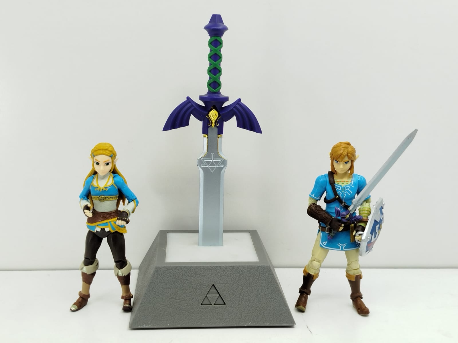 Lámpara Master Sword (Paladone) y figuras articuladas de Link y Zelda de la línea World of Nintendo - (Lampara 22cm)