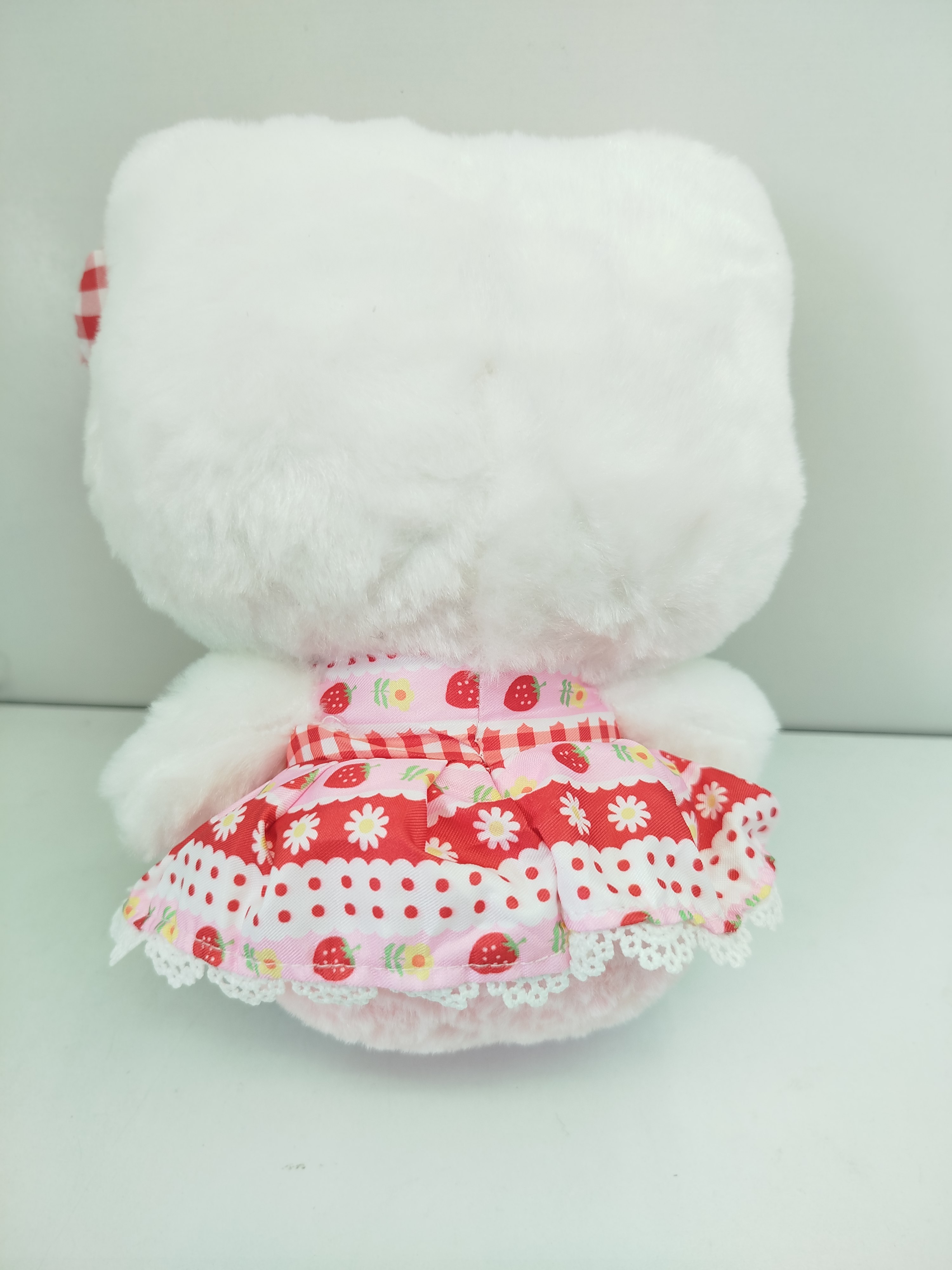 Hello Kitty con vestido de fresas (Strawberry Sweet Dress).