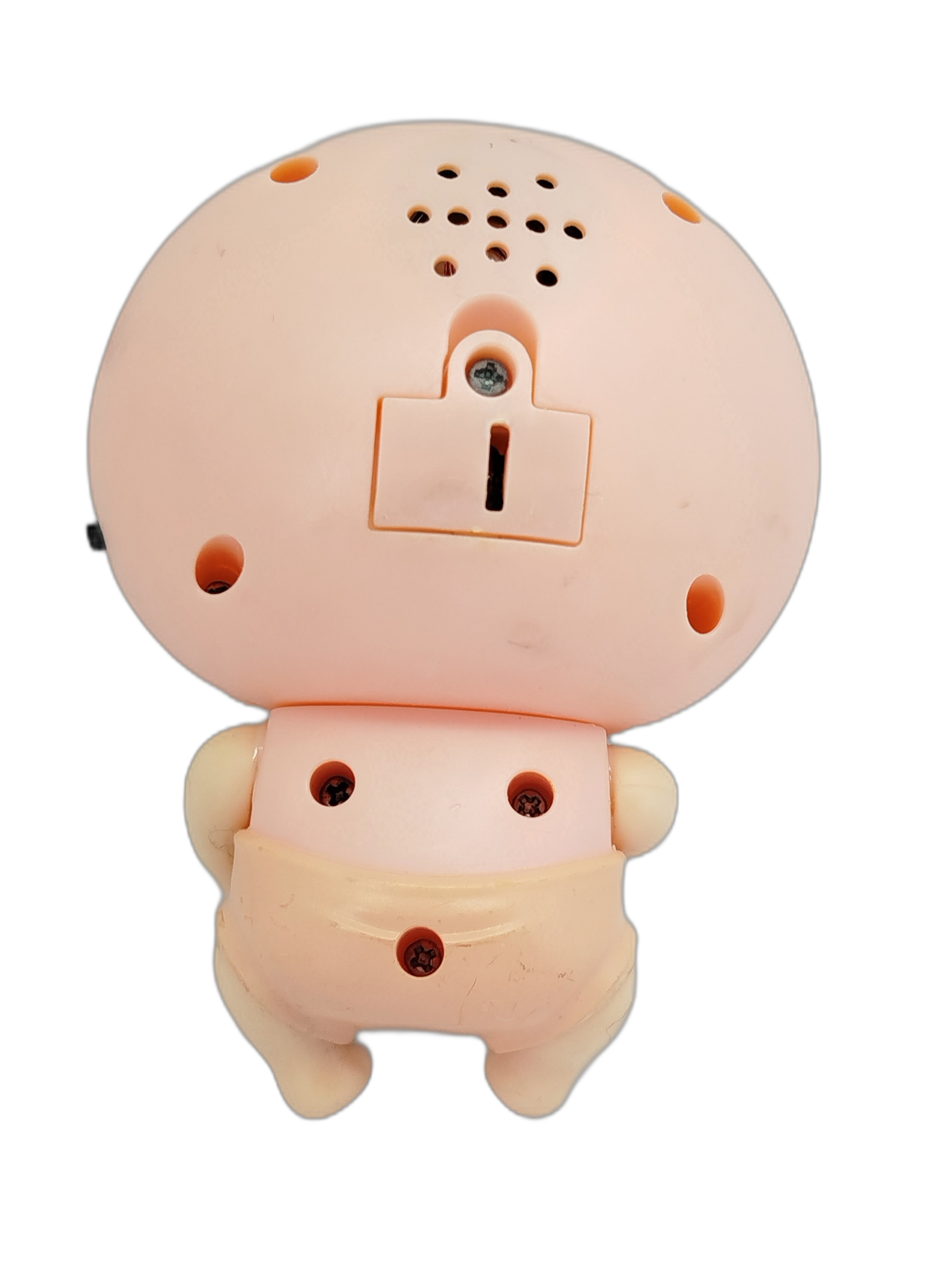 Ksi-Merito  Susikin, la muñeca de piel rosa claro, ojos grandes de color verde y un solo diente visible al centro de la boca