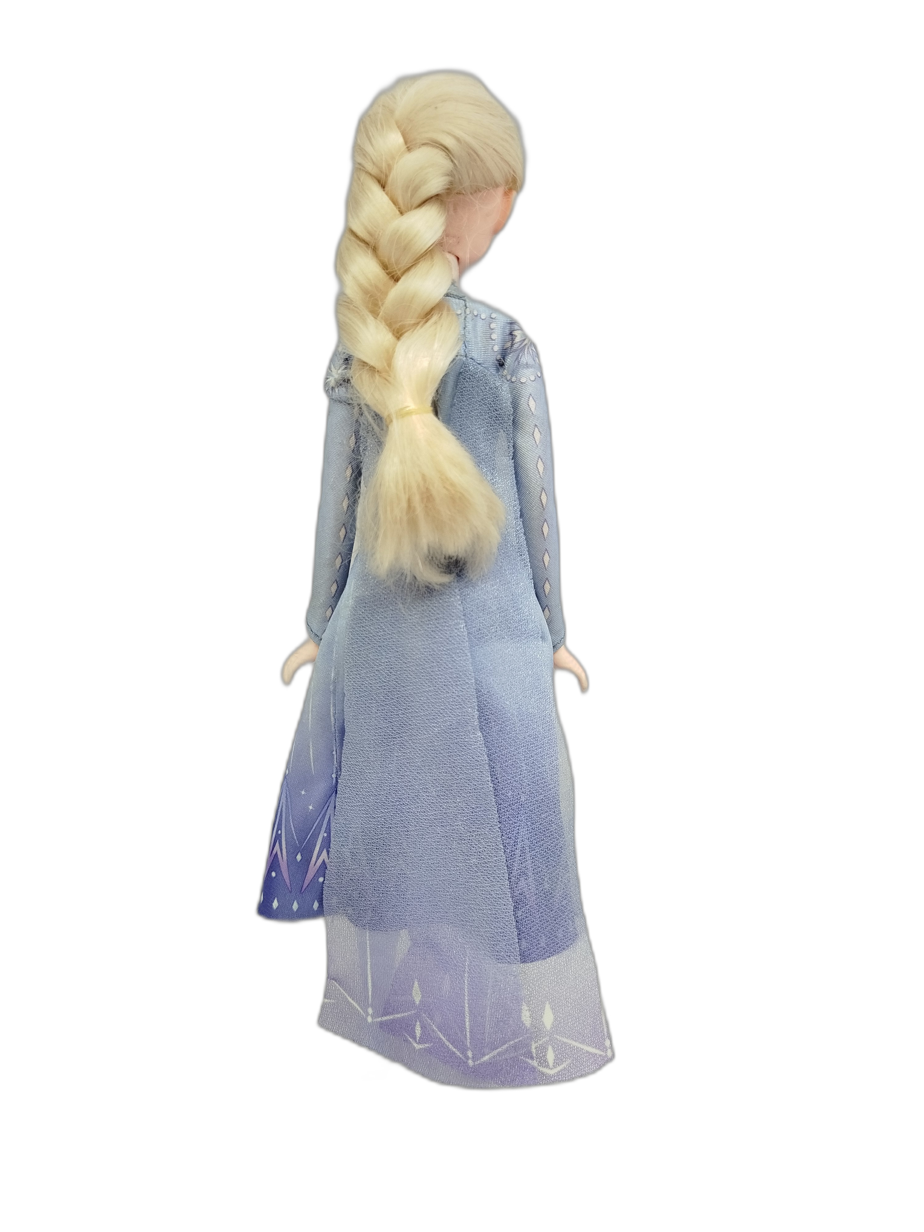  Elsa con su traje de viaje morado y azul claro de la película Frozen 2 de Disney