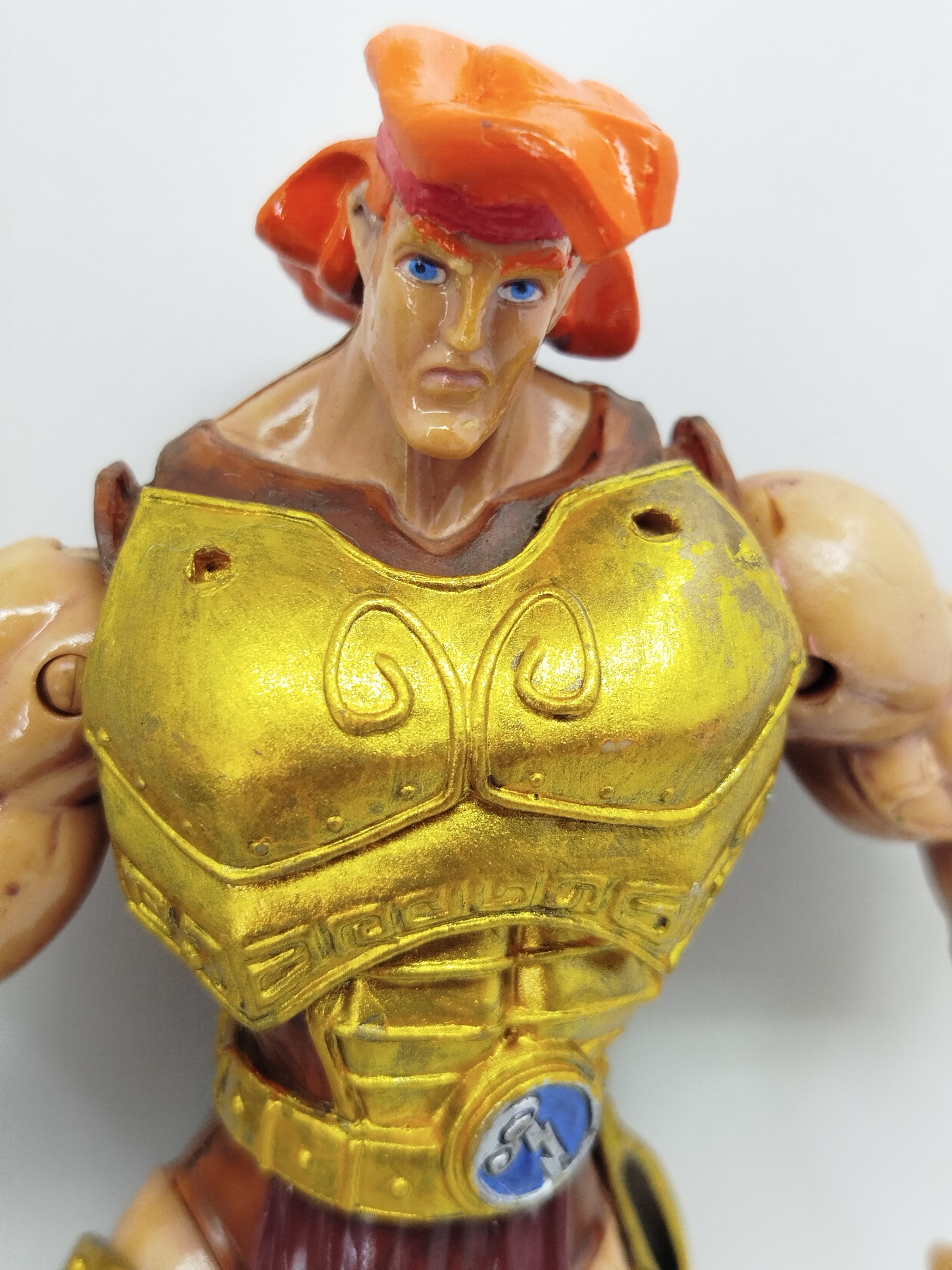 Hércules con armadura dorada gladiador