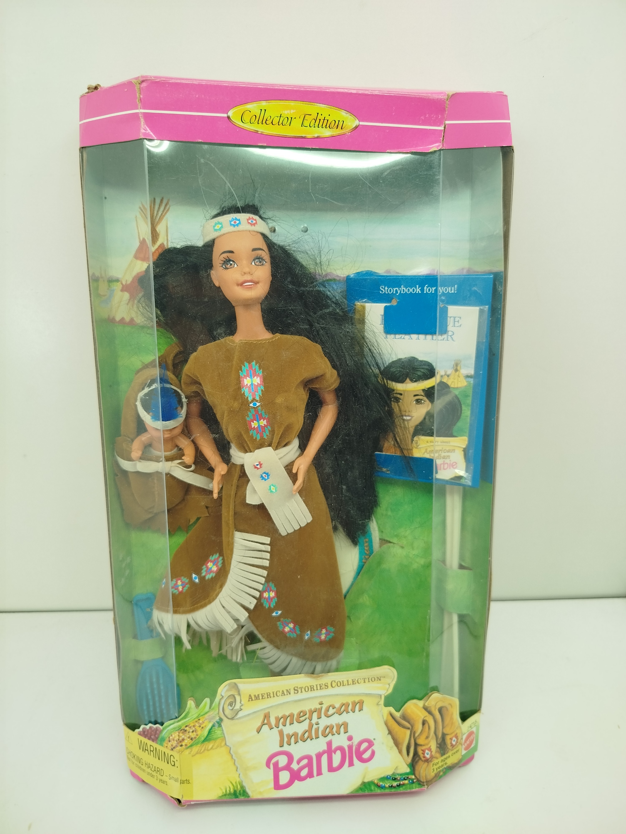 American Indian Barbie, vestido tradicional con flecos,  diadema  y a su prima pequeña Baby Blue Feather junto con un cuento