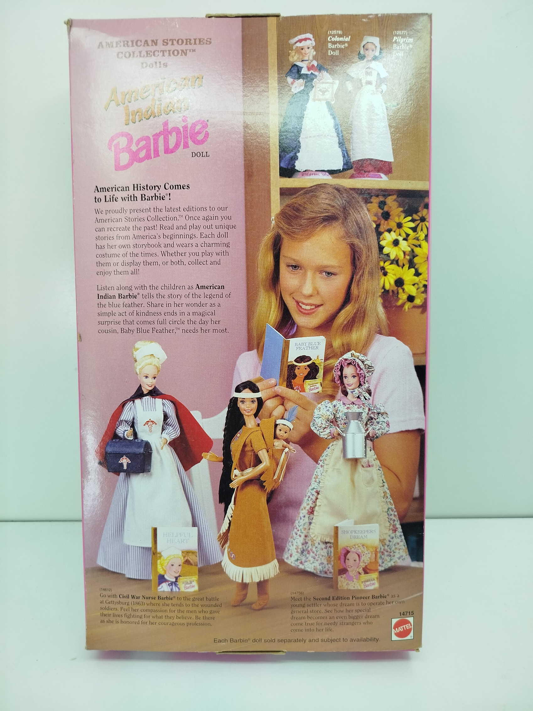 American Indian Barbie, vestido tradicional con flecos,  diadema  y a su prima pequeña Baby Blue Feather junto con un cuento