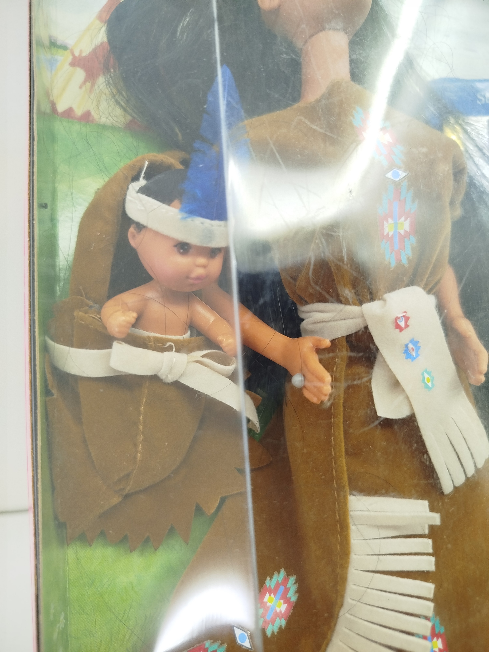 American Indian Barbie, vestido tradicional con flecos,  diadema  y a su prima pequeña Baby Blue Feather junto con un cuento