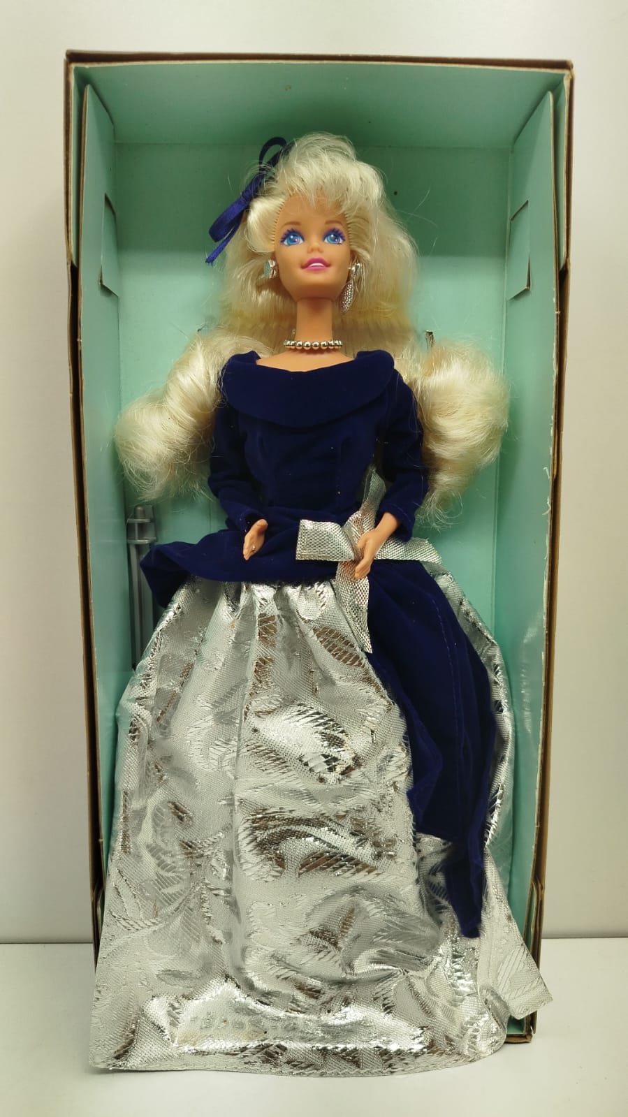 Barbies  -    Winter Velvet Barbie