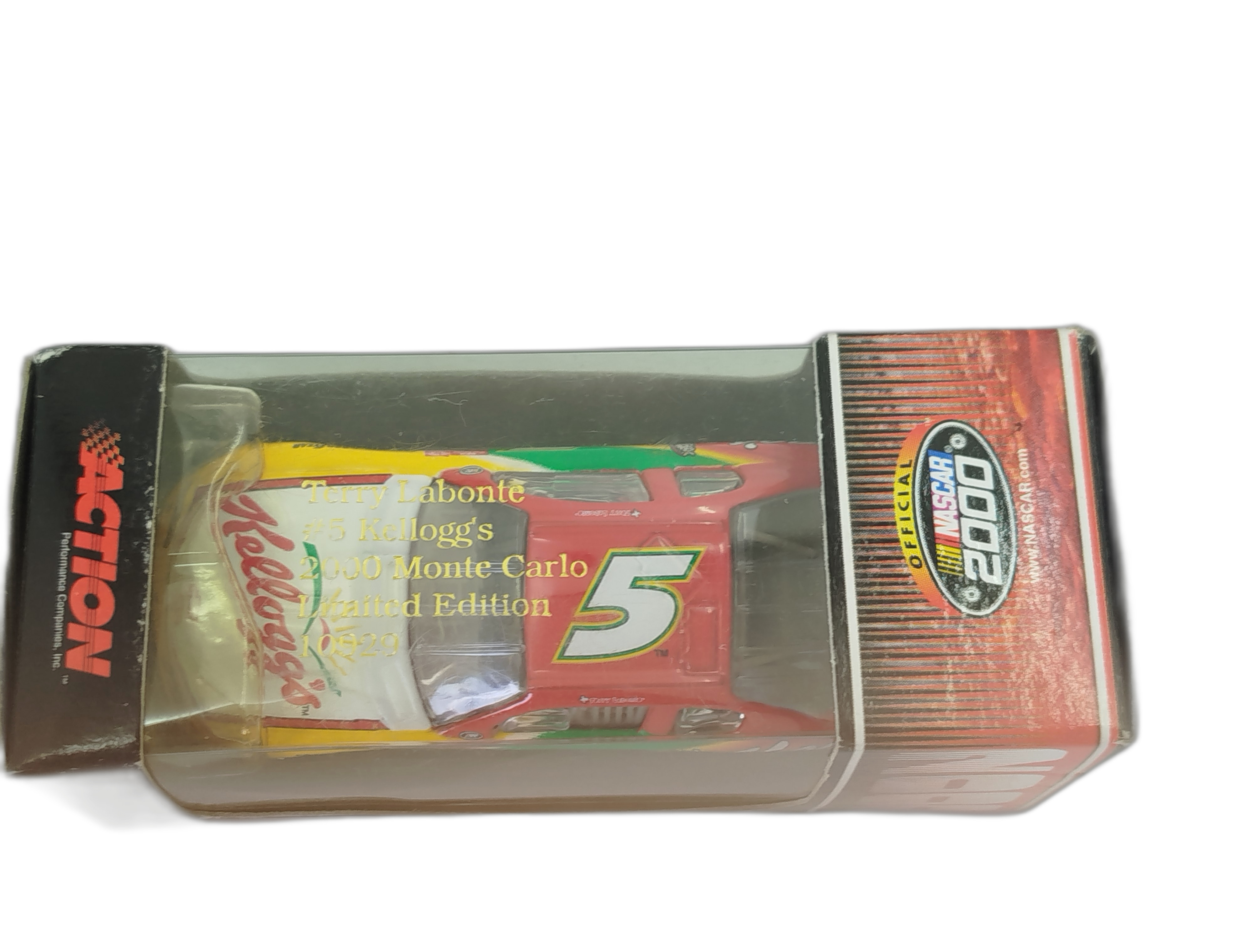 Carro a escala de colección de la NASCAR del piloto Terry Labonte, modelo Chevrolet Monte Carlo del año 2000 patrocinado por Kellogg's y fabricado por la marca Action