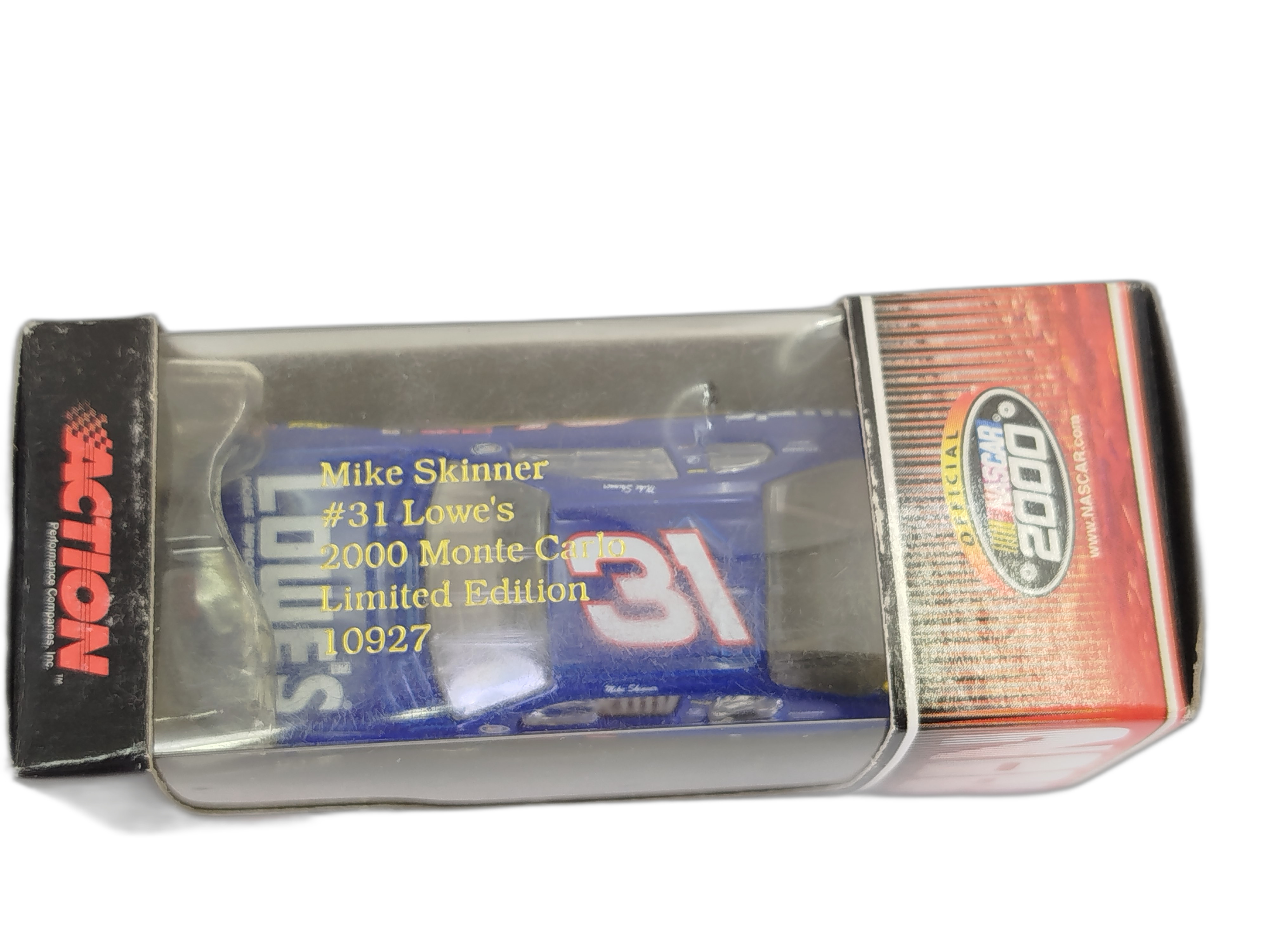 Carro  Chevrolet Monte Carlo de la temporada 2000, perteneciente al piloto Mike Skinner (número 31), patrocinado por la famosa cadena de tiendas de mejoramiento del hogar Lowe's 