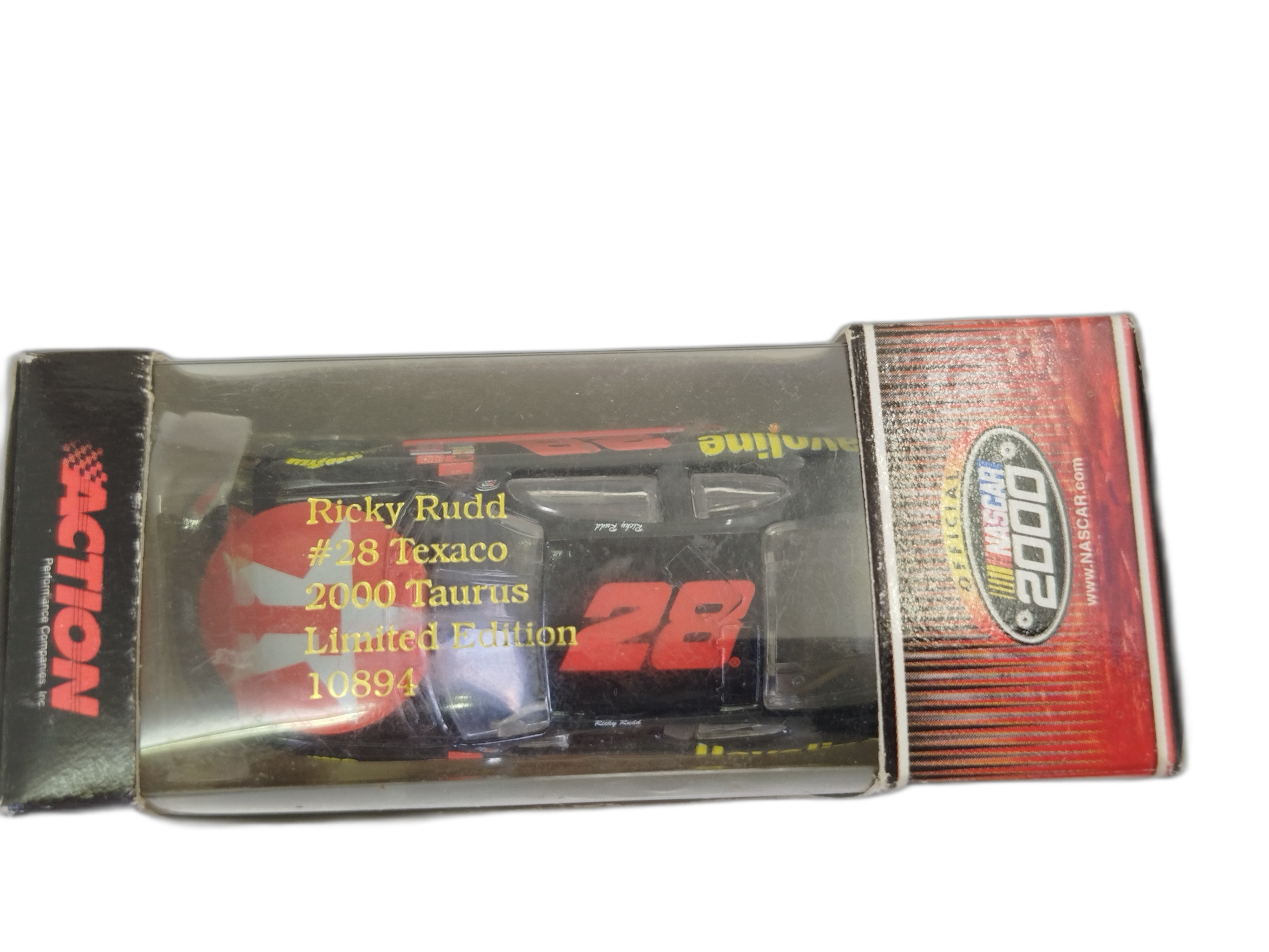 Carro  Ford Taurus de la temporada 2000 del veterano piloto Ricky Rudd (número 28), patrocinado por la famosa marca de lubricantes Havoline (Texaco)