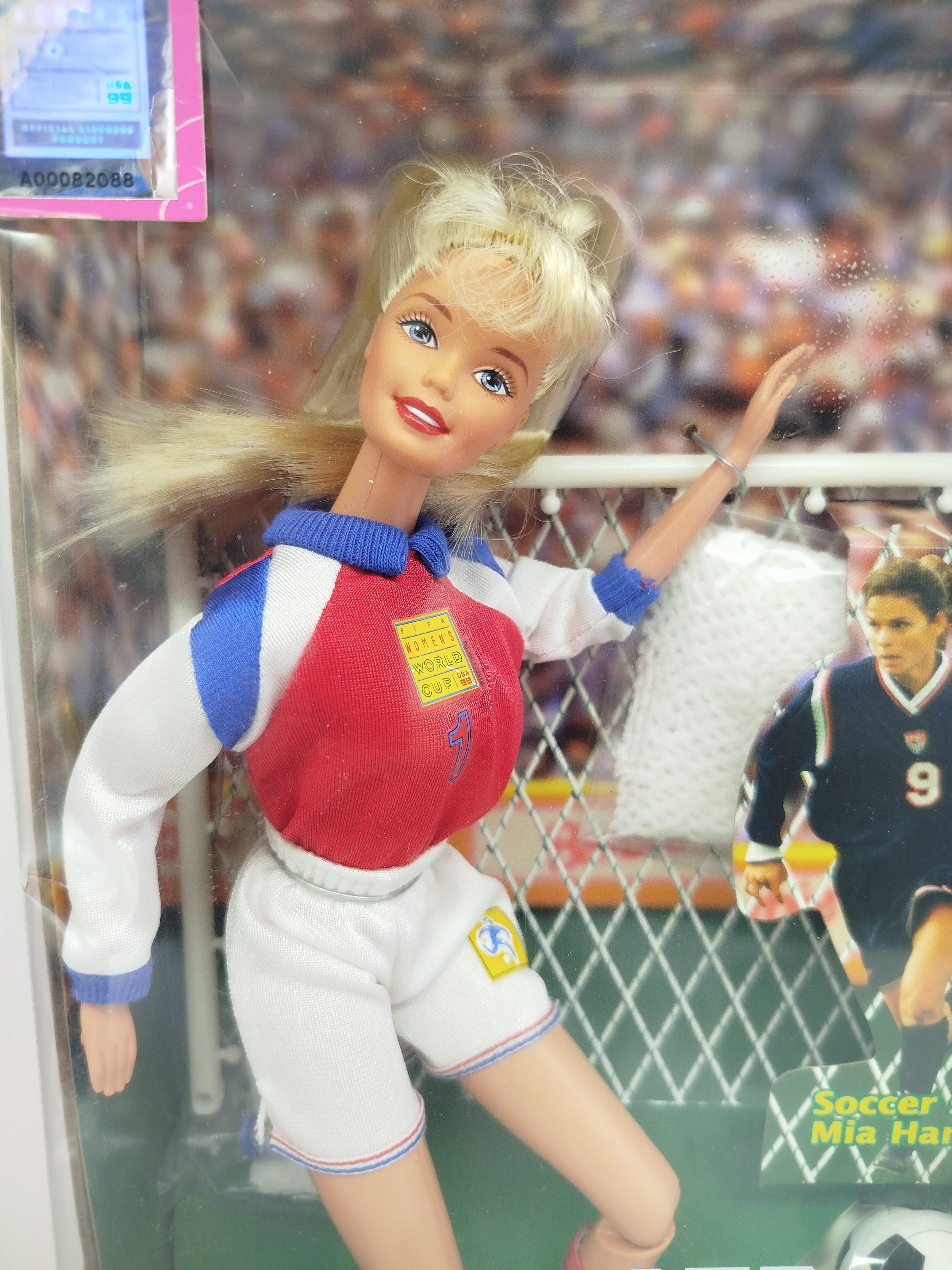  Soccer Barbie (Barbie Futbolista), lanzada en 1998 por Mattel como un producto oficial licenciado para la Copa Mundial Femenina de la FIFA de 1999 celebrada en Estados Unidos