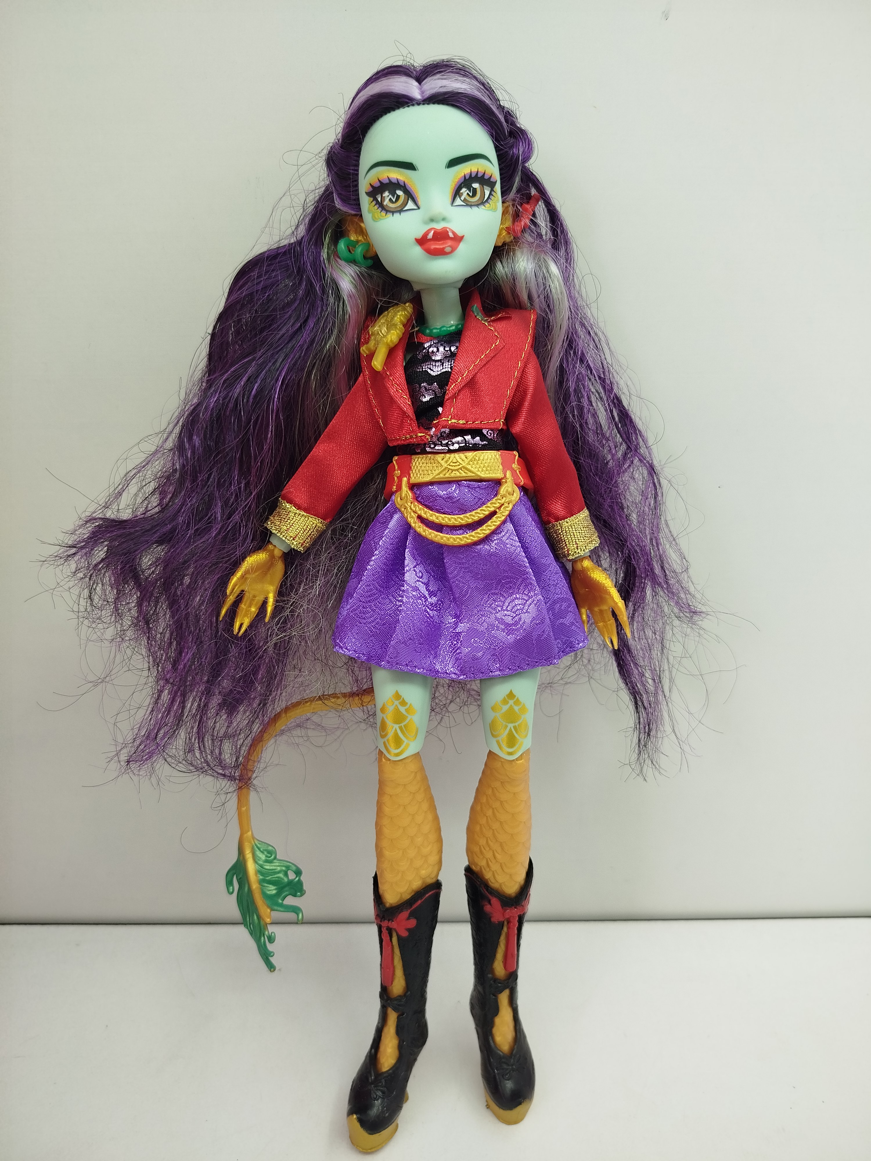 Monster High - Jinafire Long, la hija del dragón chino, en su versión más reciente de la Generación 3 (G3)