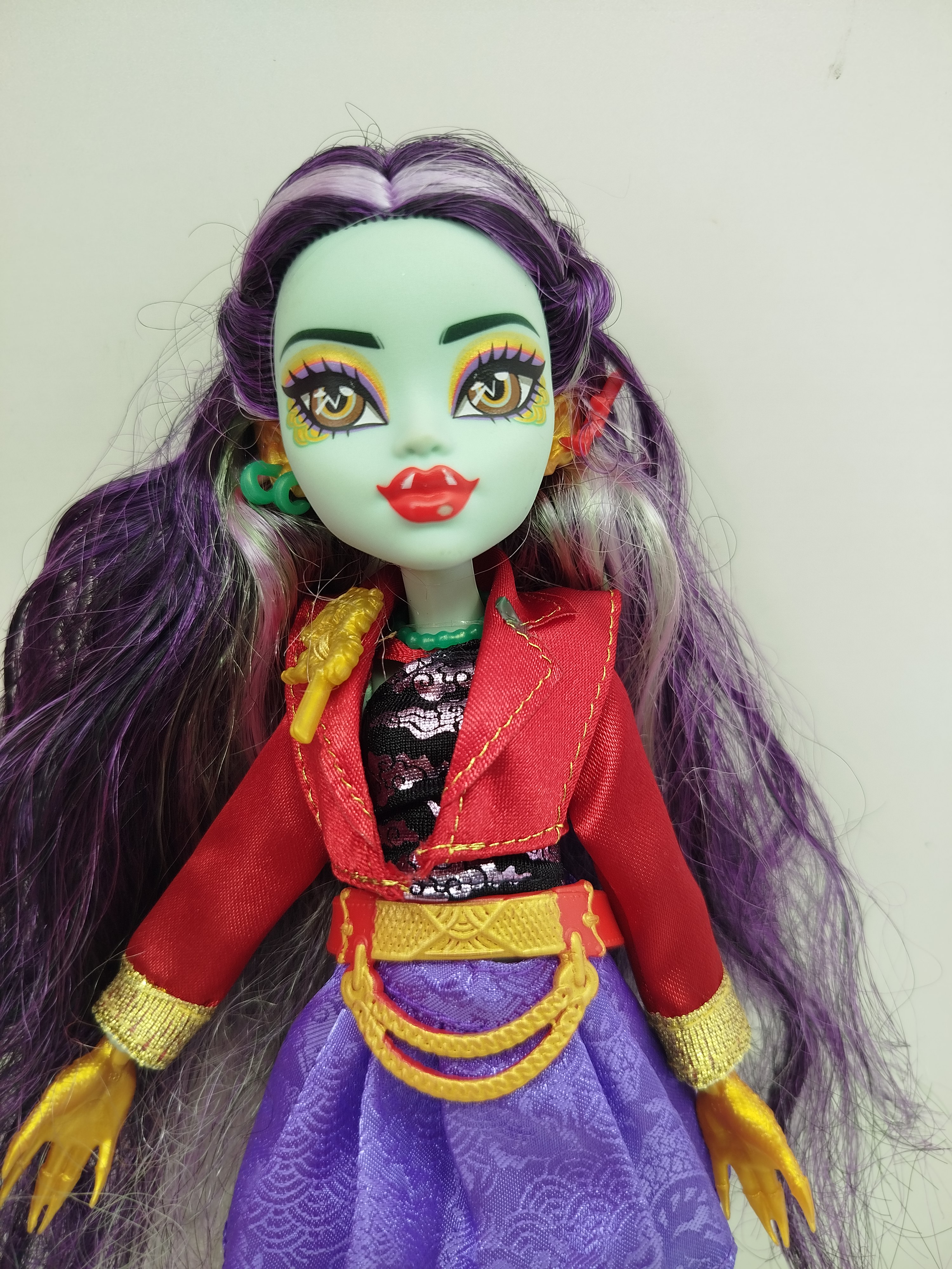 Monster High - Jinafire Long, la hija del dragón chino, en su versión más reciente de la Generación 3 (G3)